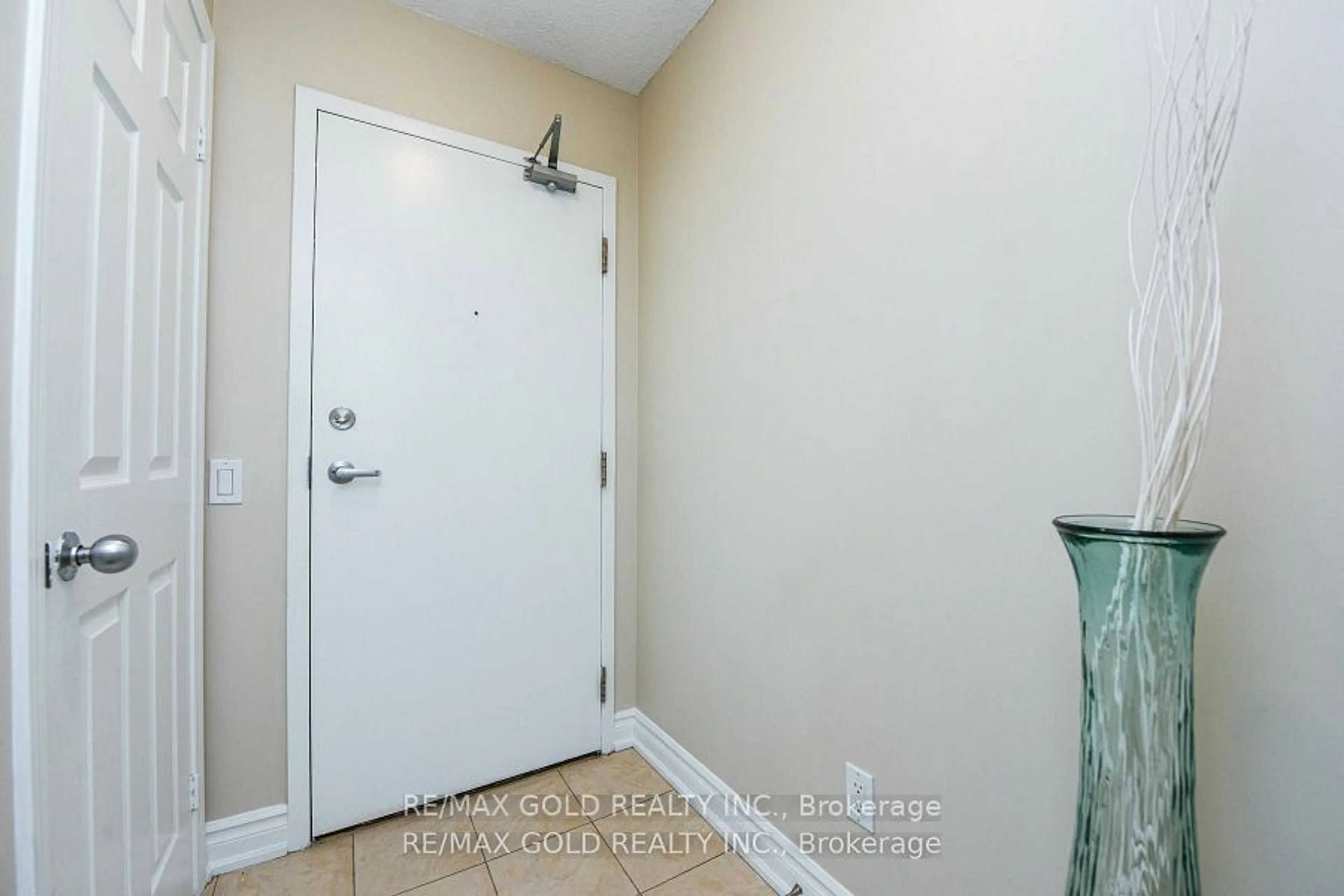 Indoor entryway for 30 Harrison Garden Blvd #2310, Toronto Ontario M2N 7A9