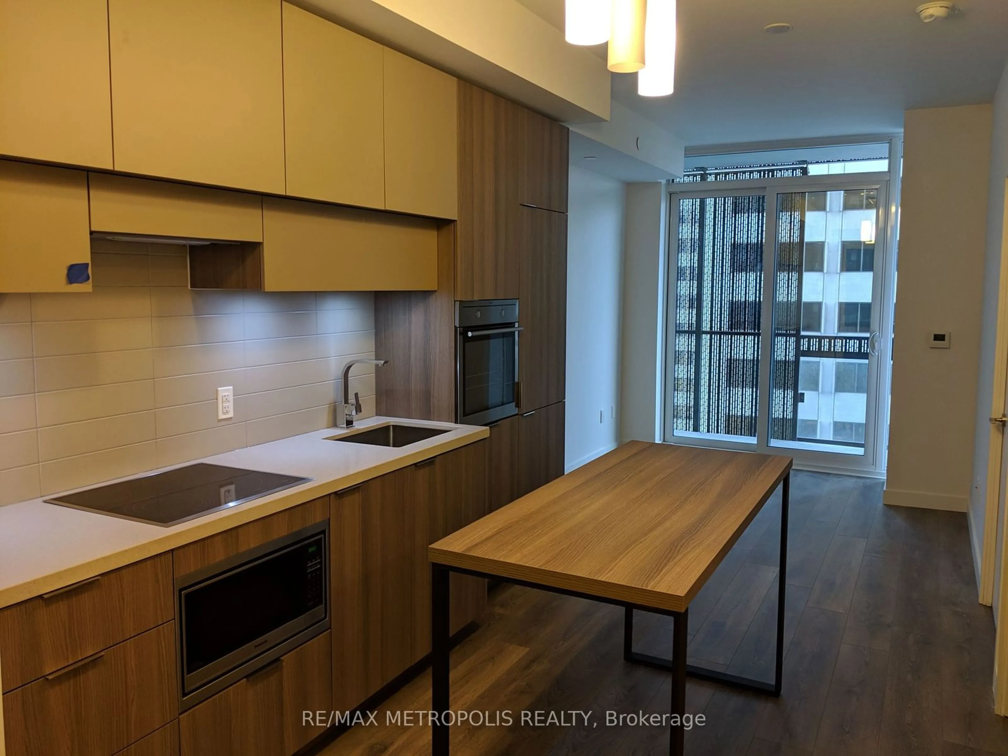 Standard kitchen, wood/laminate floor for 8 Eglinton Ave #1504, Toronto Ontario M4P 0C1