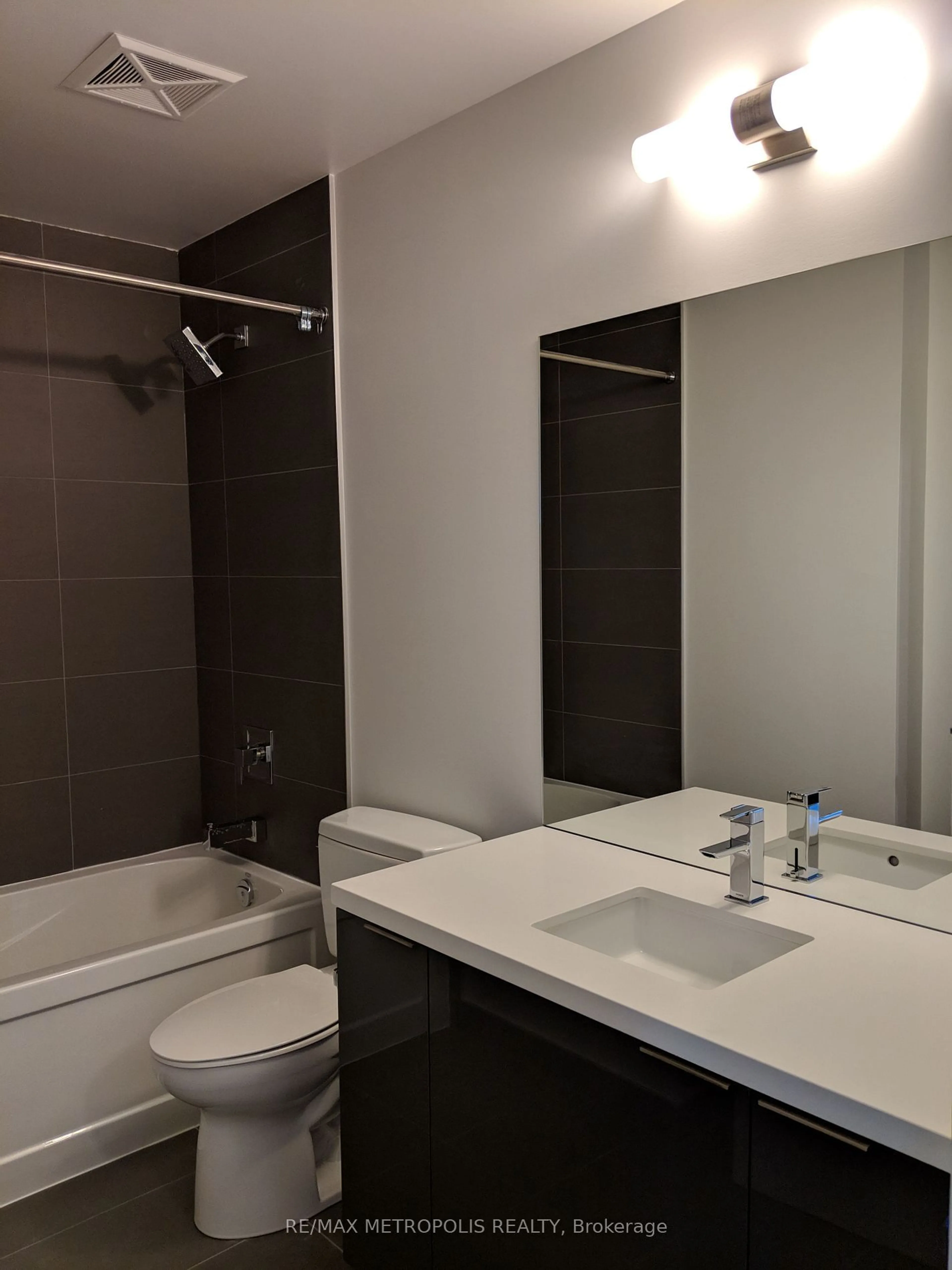 Standard bathroom, unknown for 8 Eglinton Ave #1504, Toronto Ontario M4P 0C1