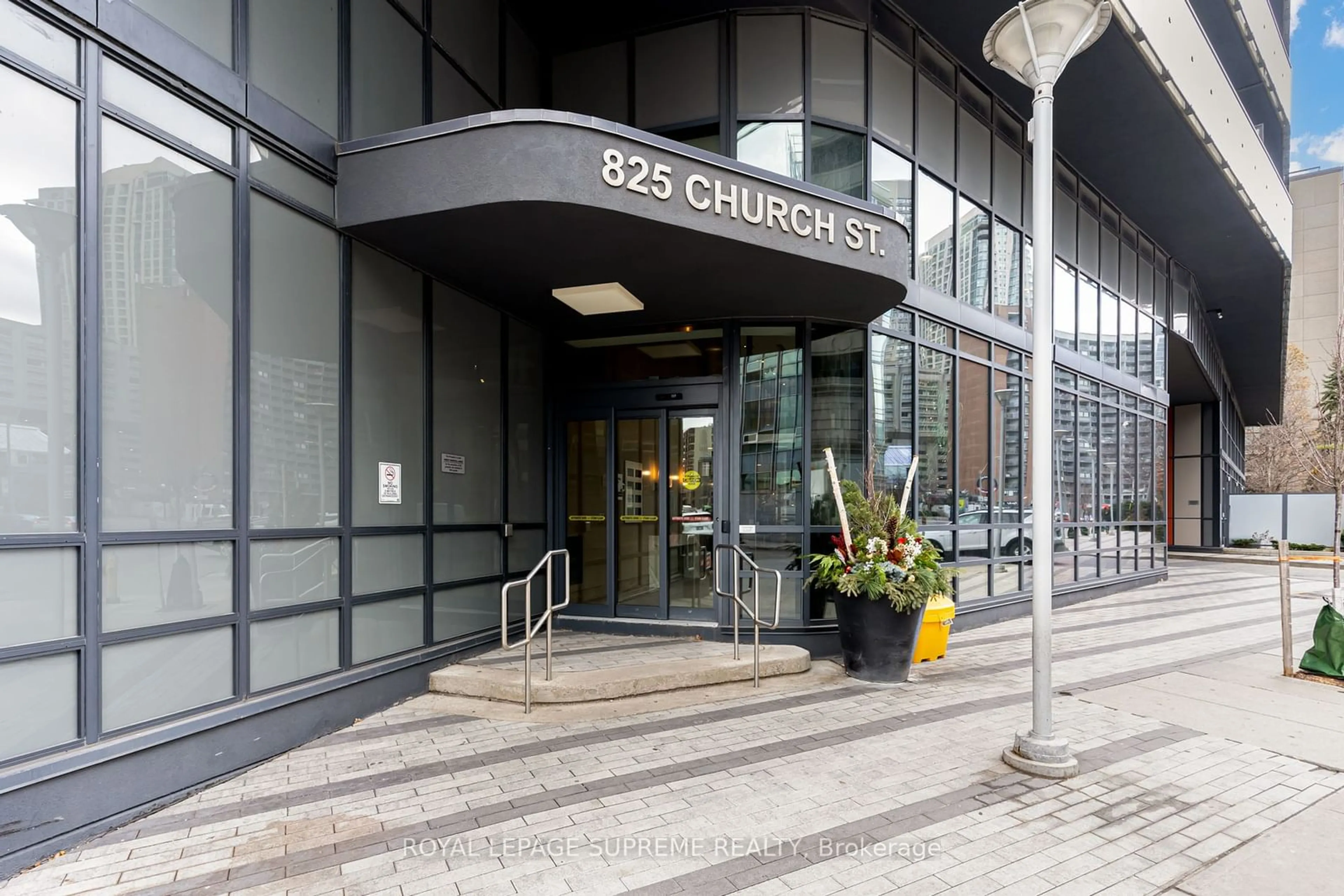 Indoor foyer for 825 Church St #507, Toronto Ontario M4W 3Z4