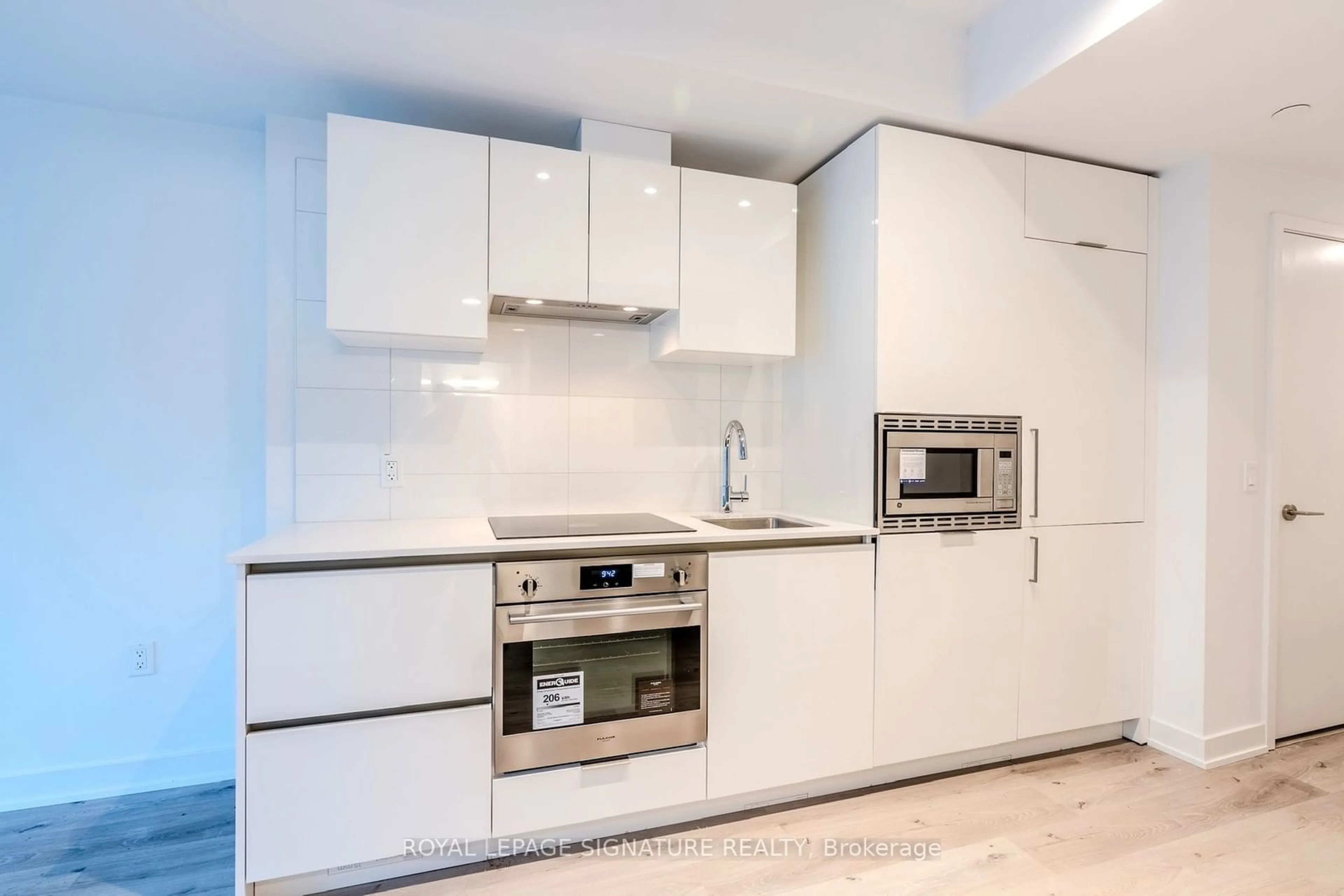 Standard kitchen, unknown for 230 Simcoe St #1532, Toronto Ontario M5T 1T4