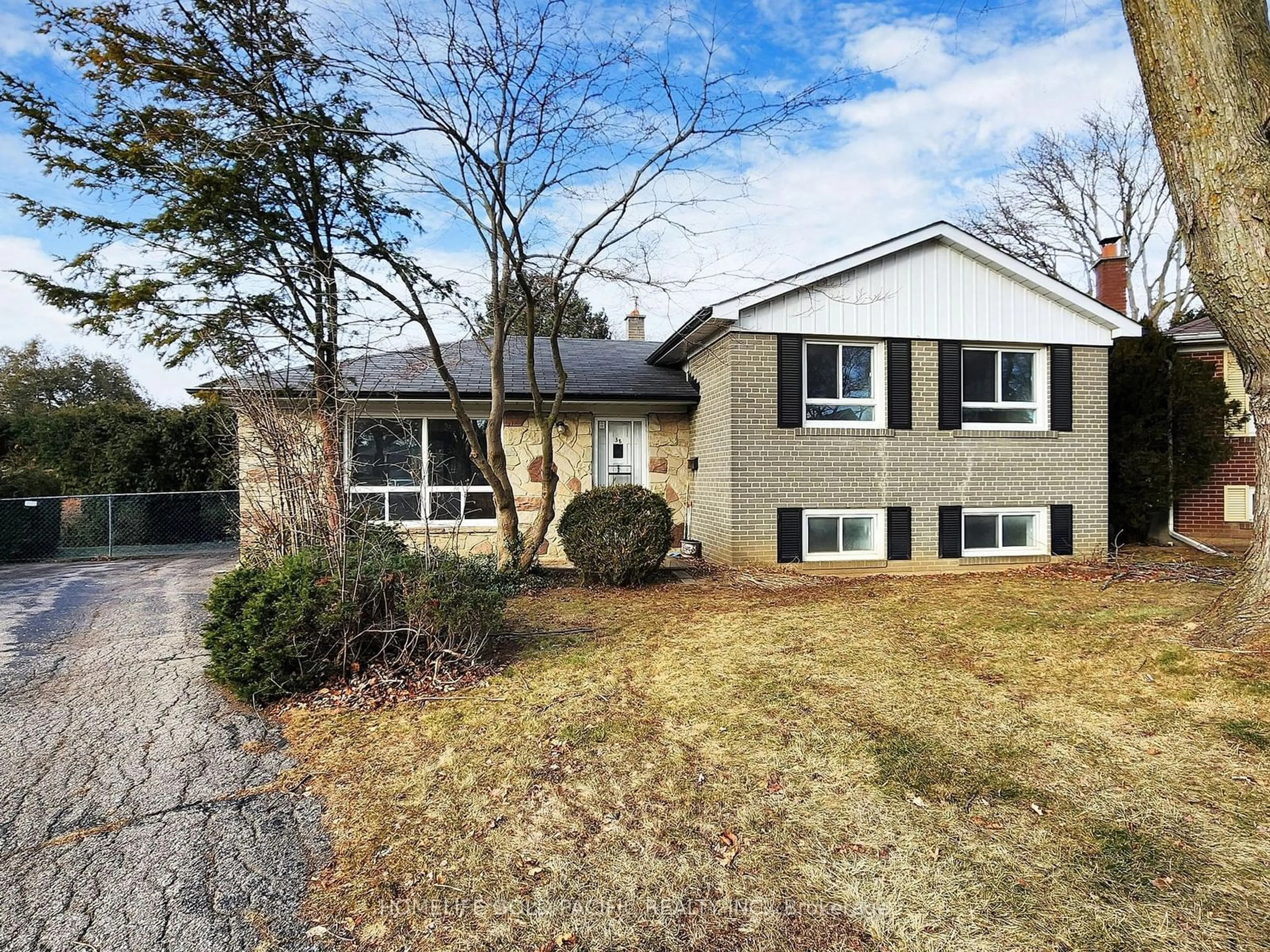 Home with vinyl exterior material, street for 38 Resolution Cres, Toronto Ontario M2H 1N4