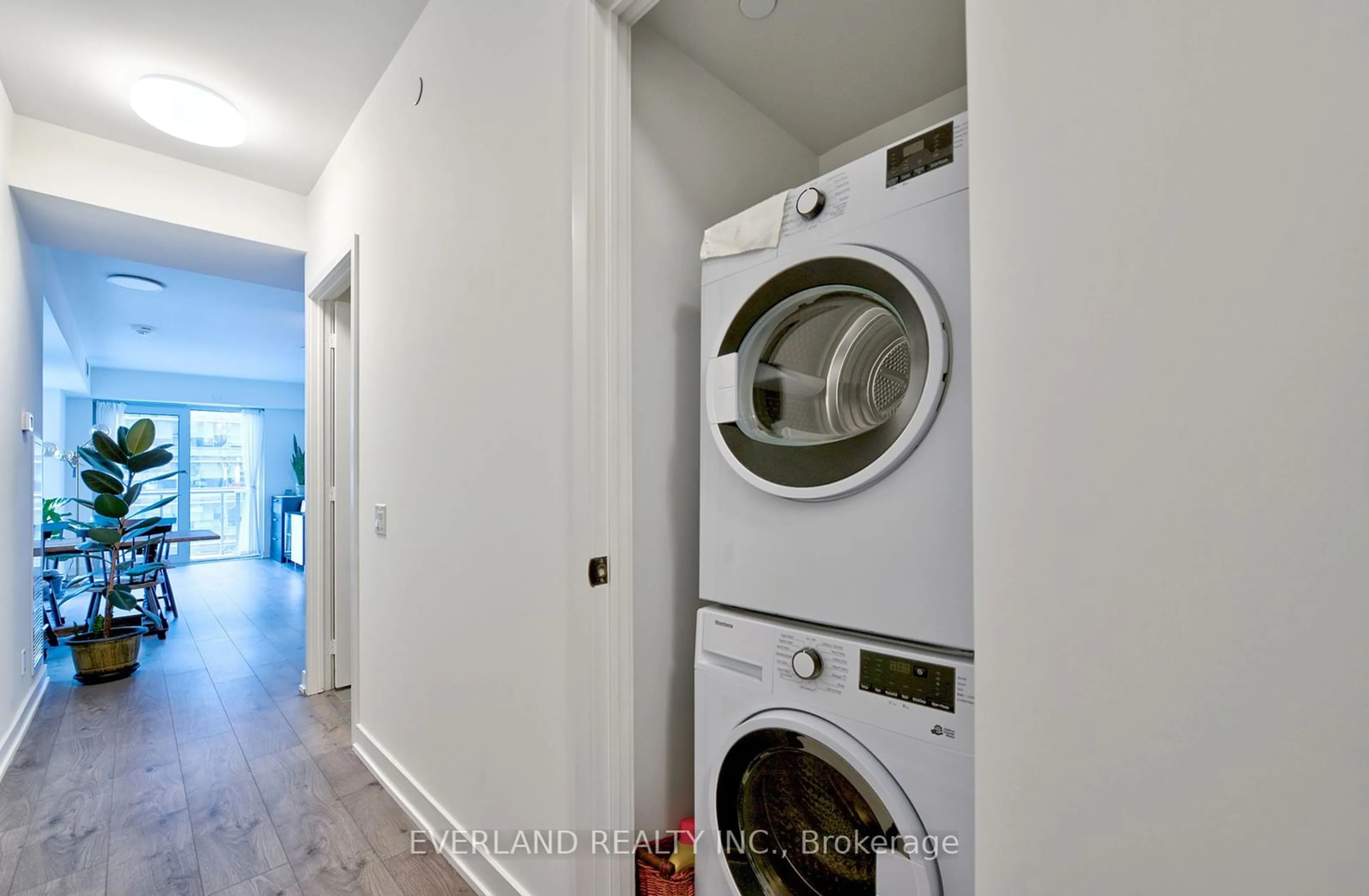 Laundry room for 108 Peter St #1302, Toronto Ontario M5V 0W2