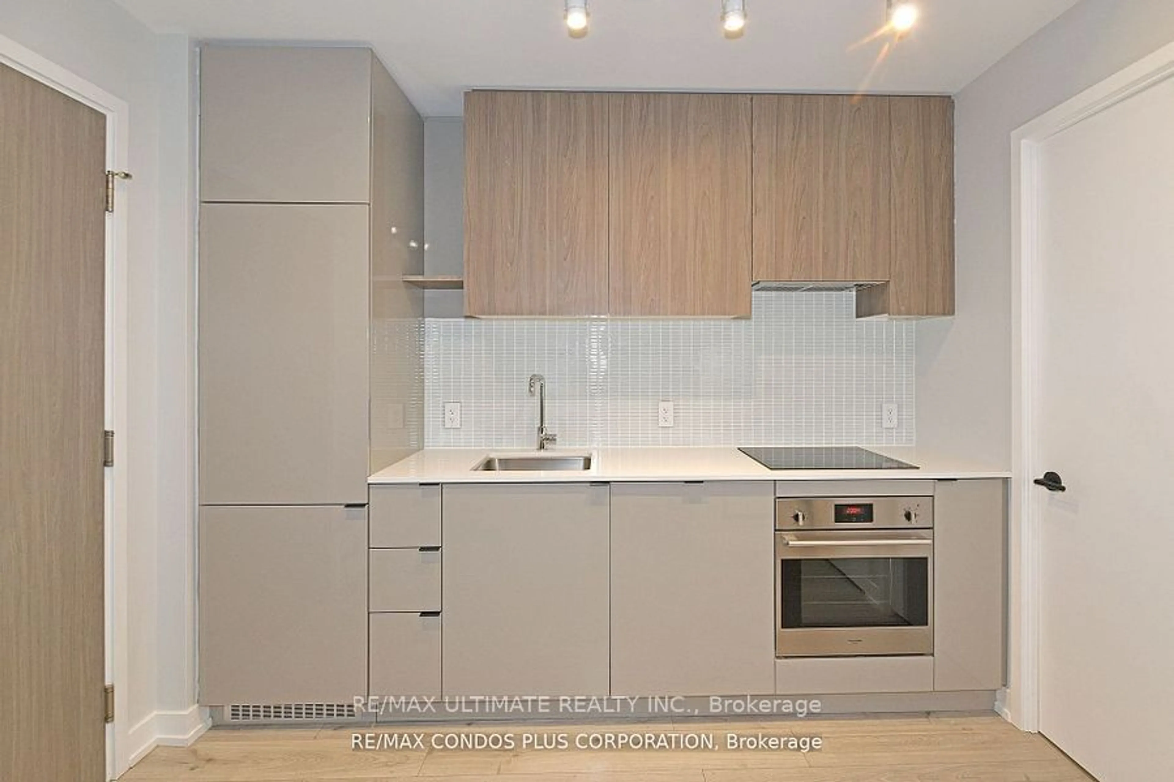 Standard kitchen, wood/laminate floor for 161 Roehampton Ave #233, Toronto Ontario M4P 0C8