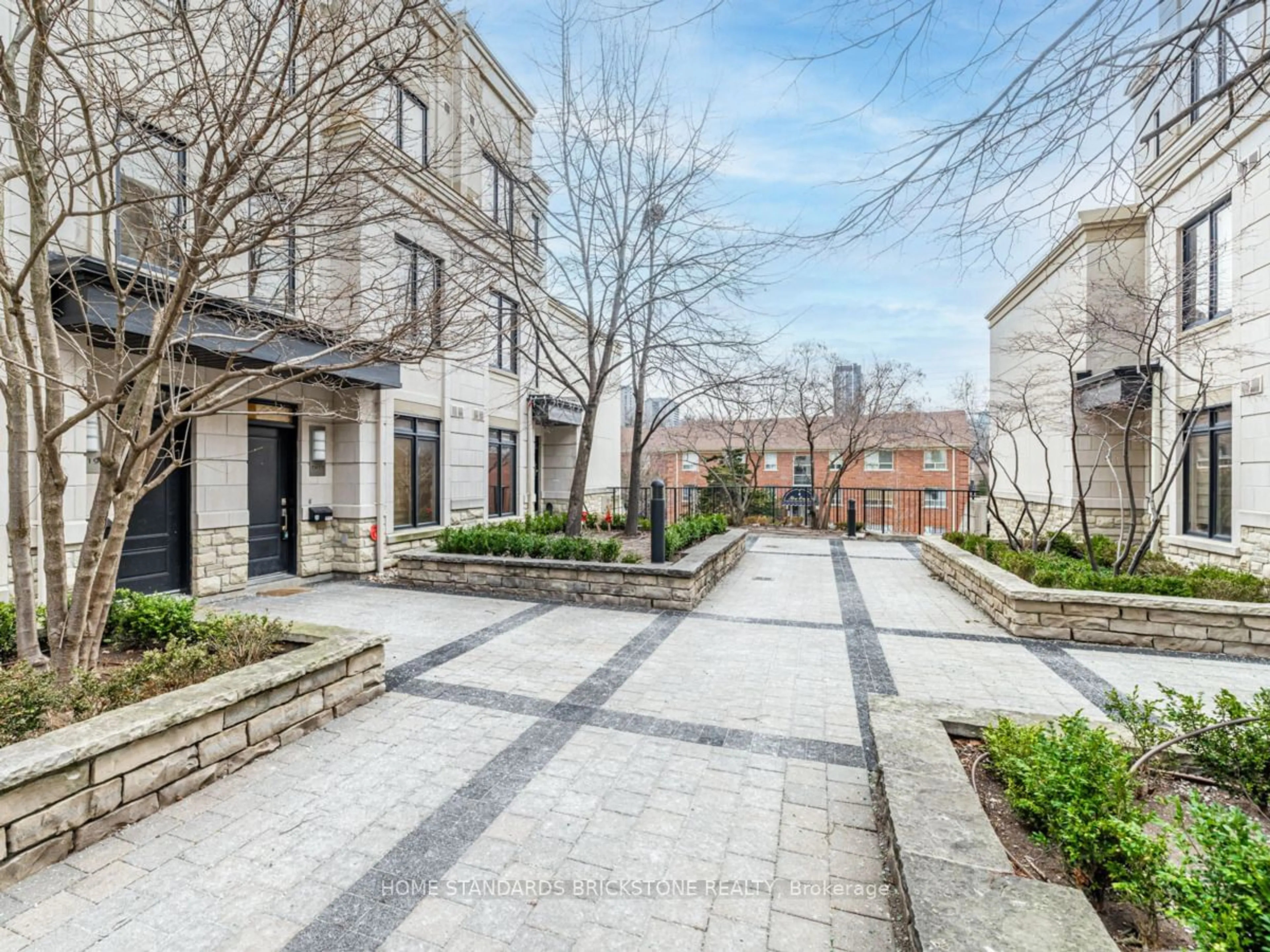 A pic from outside/outdoor area/front of a property/back of a property/a pic from drone, street for 7 OAKBURN Cres #TH17, Toronto Ontario M2N 2T5