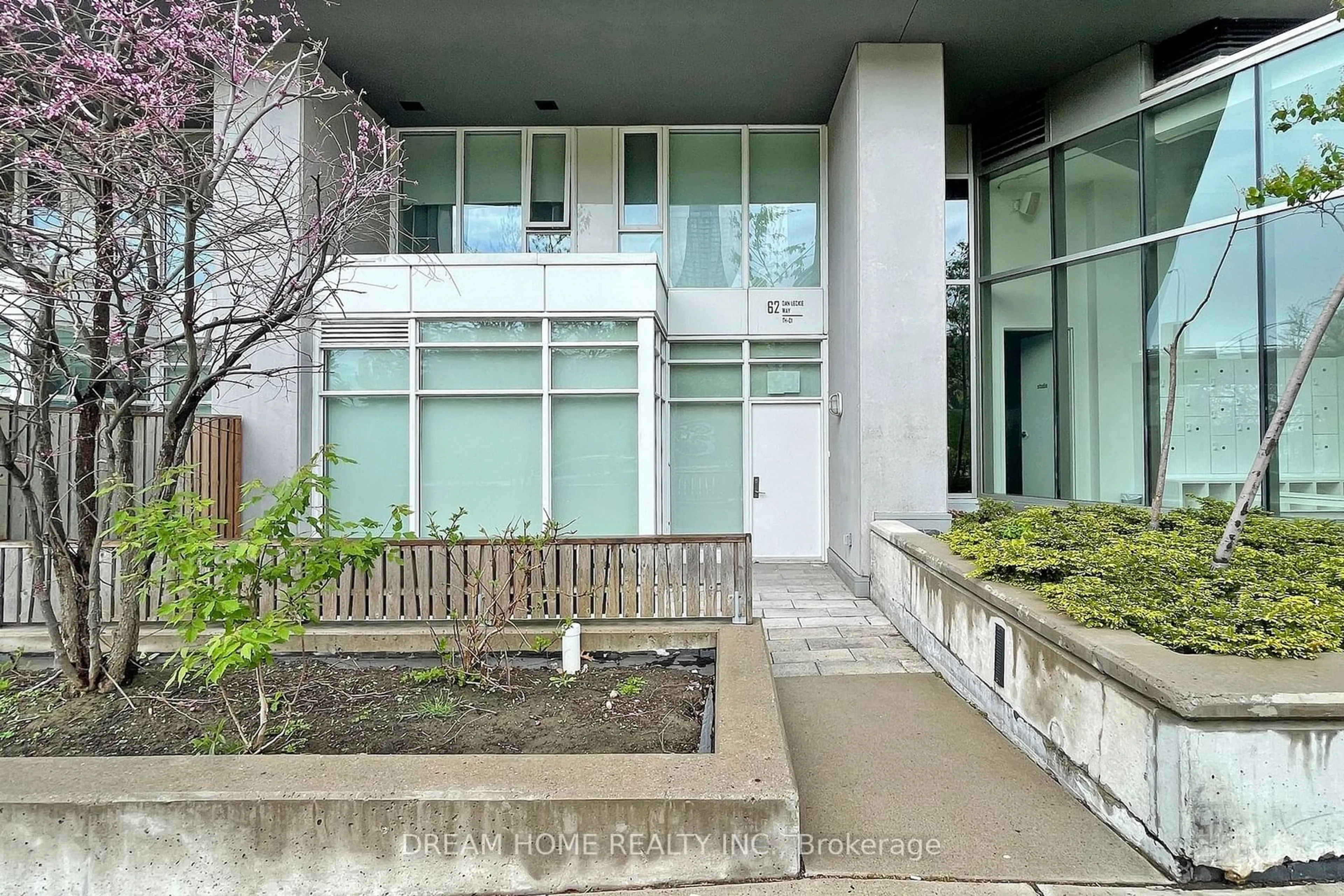 Patio, building for 62 Dan Leckie Way #TH01, Toronto Ontario M5V 0K1