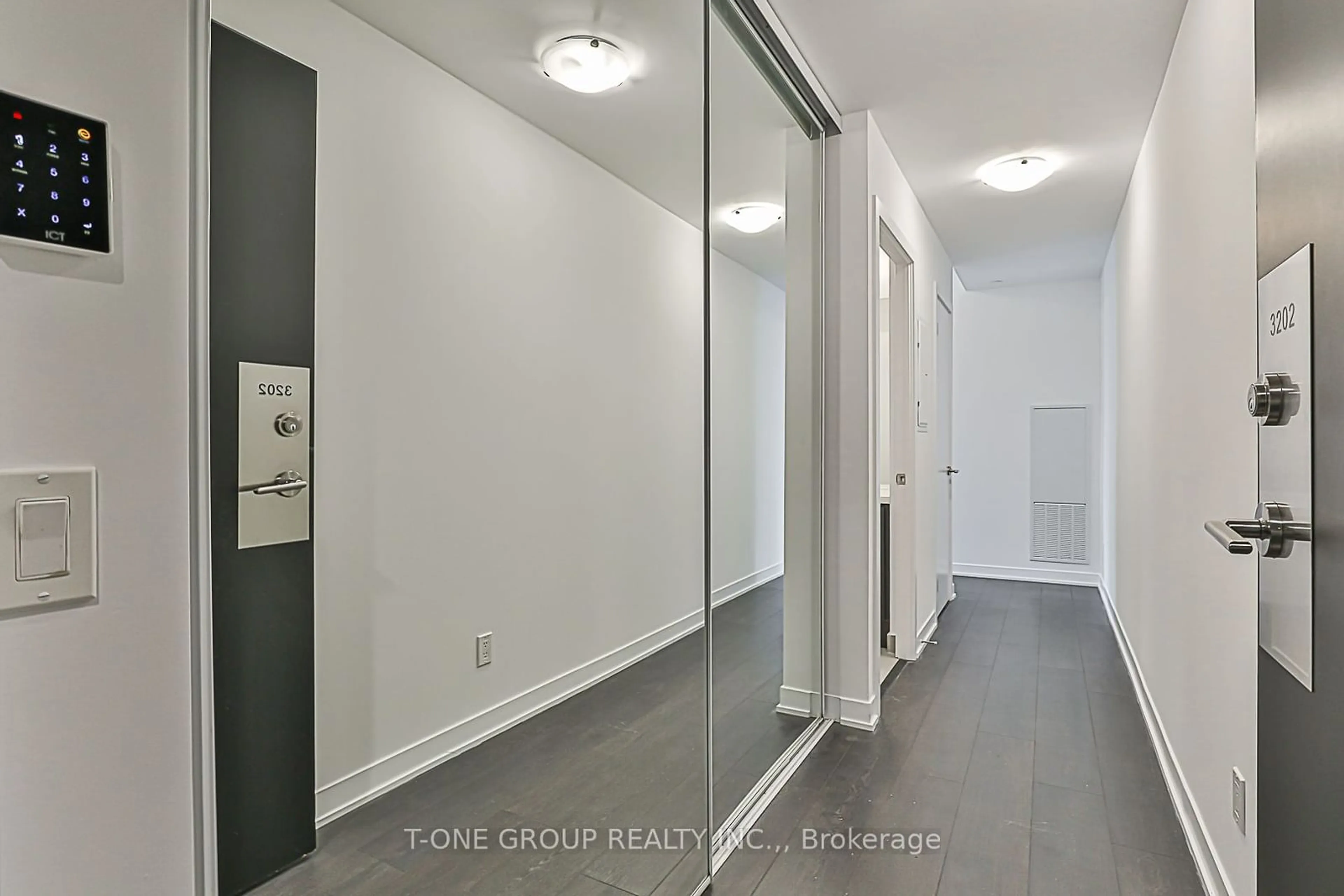 Indoor entryway for 87 Peter St #3202, Toronto Ontario M5V 0P1