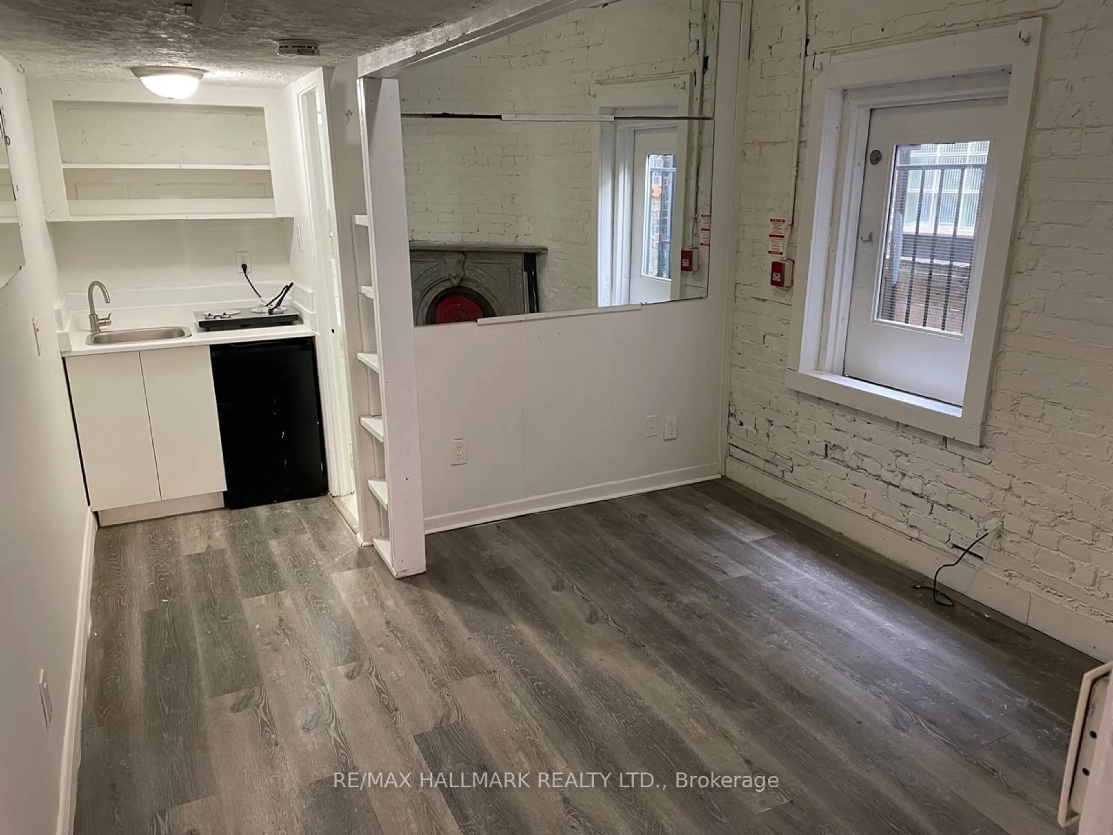 A pic of a room for 177 Carlton St, Toronto Ontario M5A 2K3