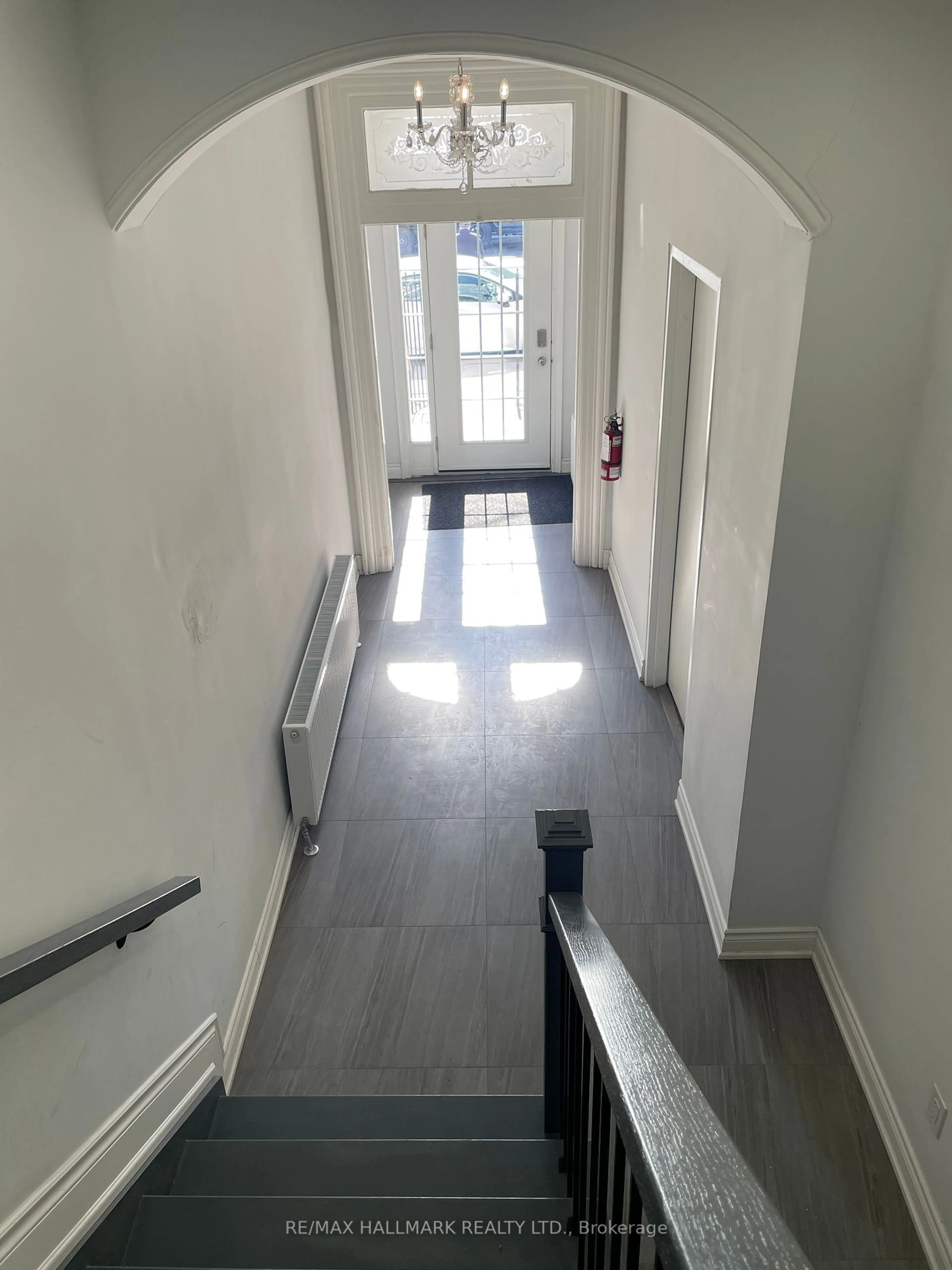 Indoor foyer for 414 Dundas St, Toronto Ontario M5A 2A8