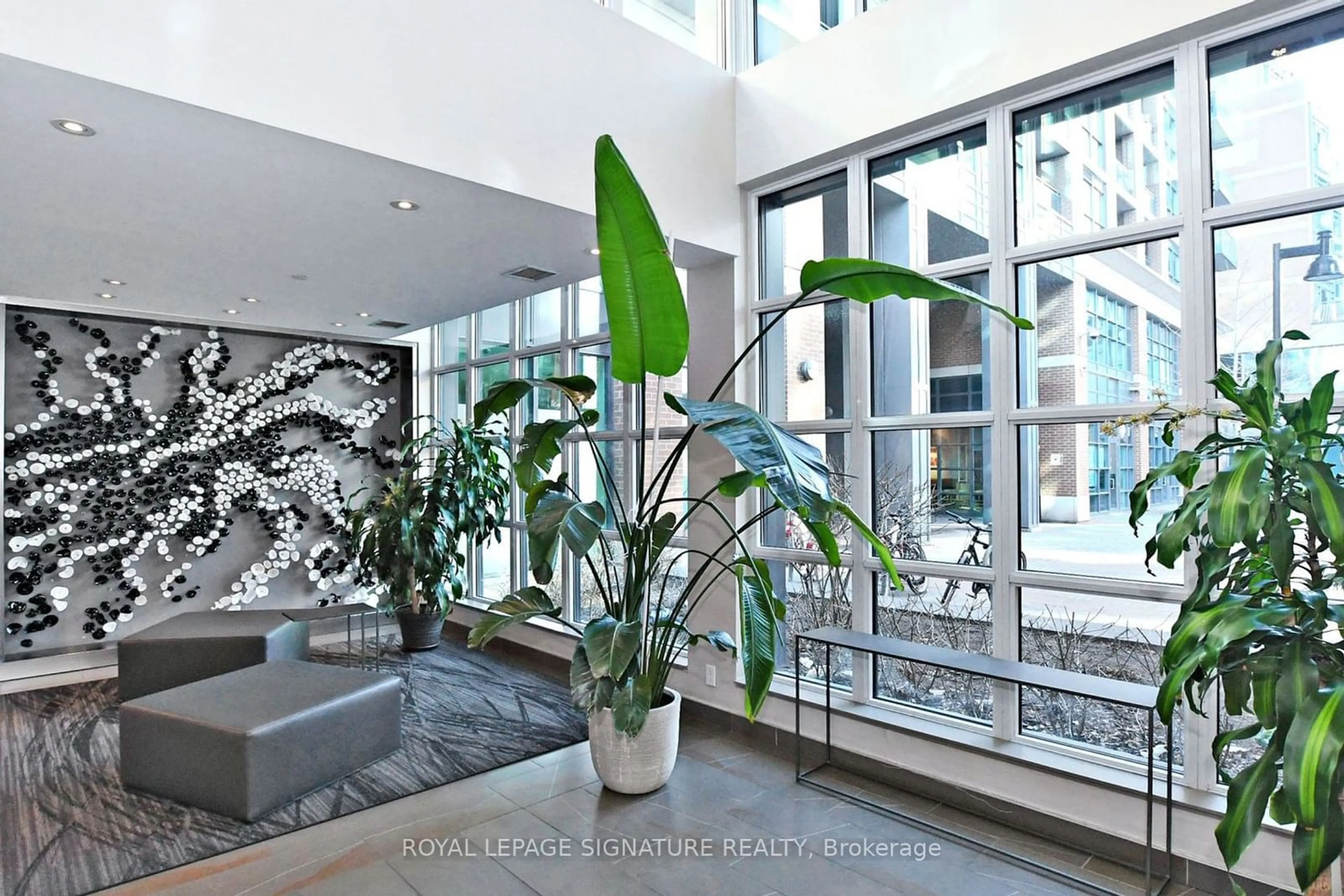 Indoor foyer for 1171 Queen St #1508, Toronto Ontario M6J 1J4