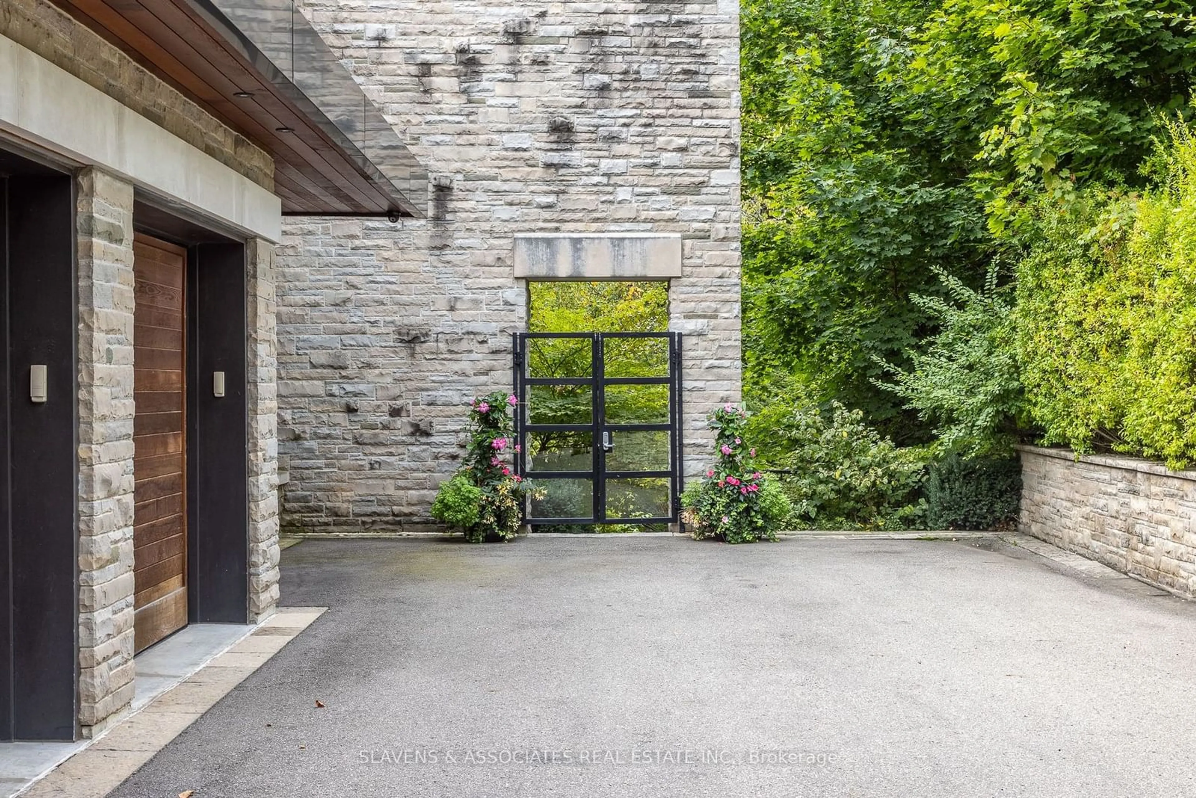 Patio, unknown for 7 Oxbow Rd, Toronto Ontario M3B 1Z9