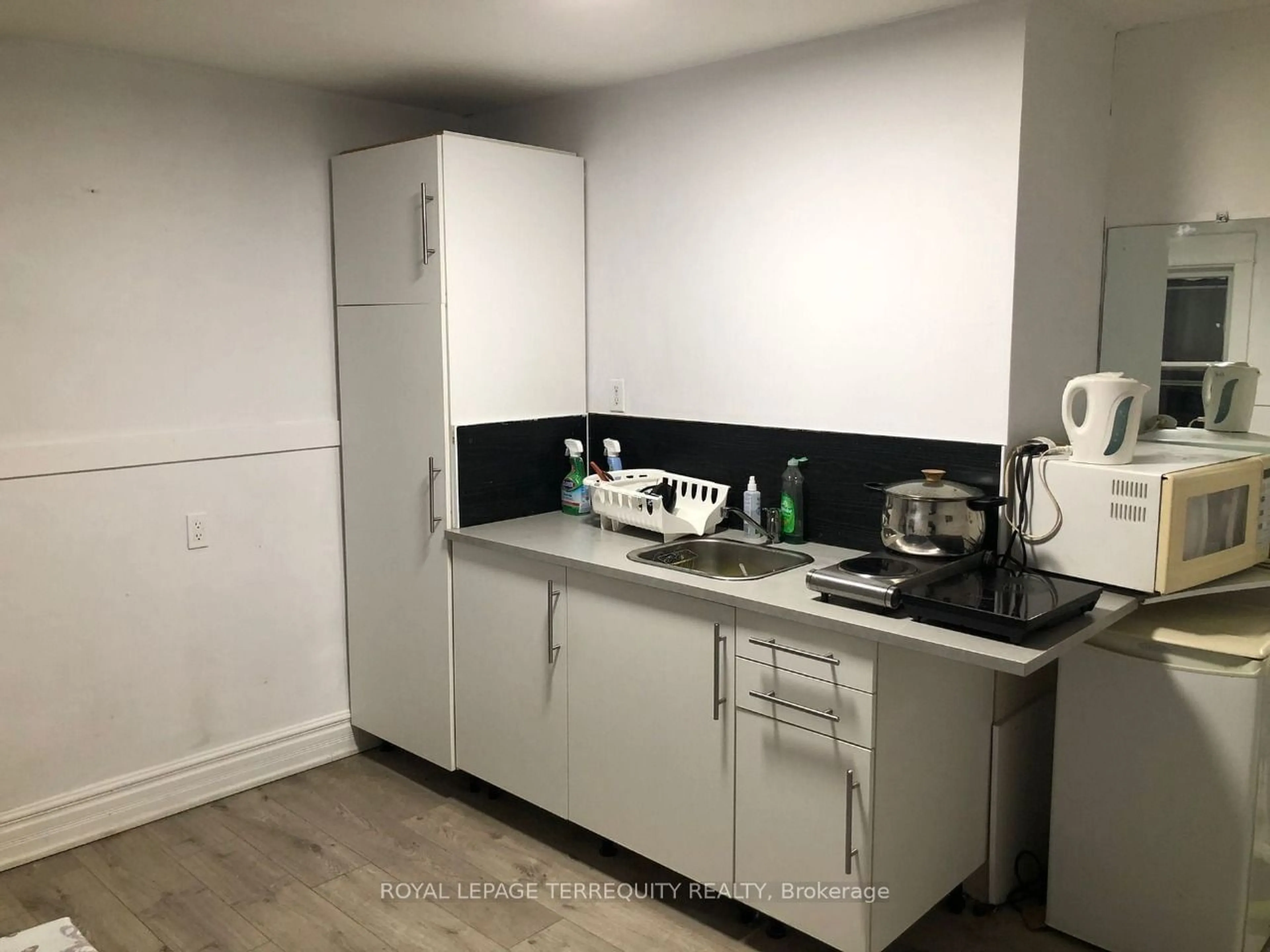 Standard kitchen, unknown for 471 Vaughan Rd, Toronto Ontario M6C 2P5