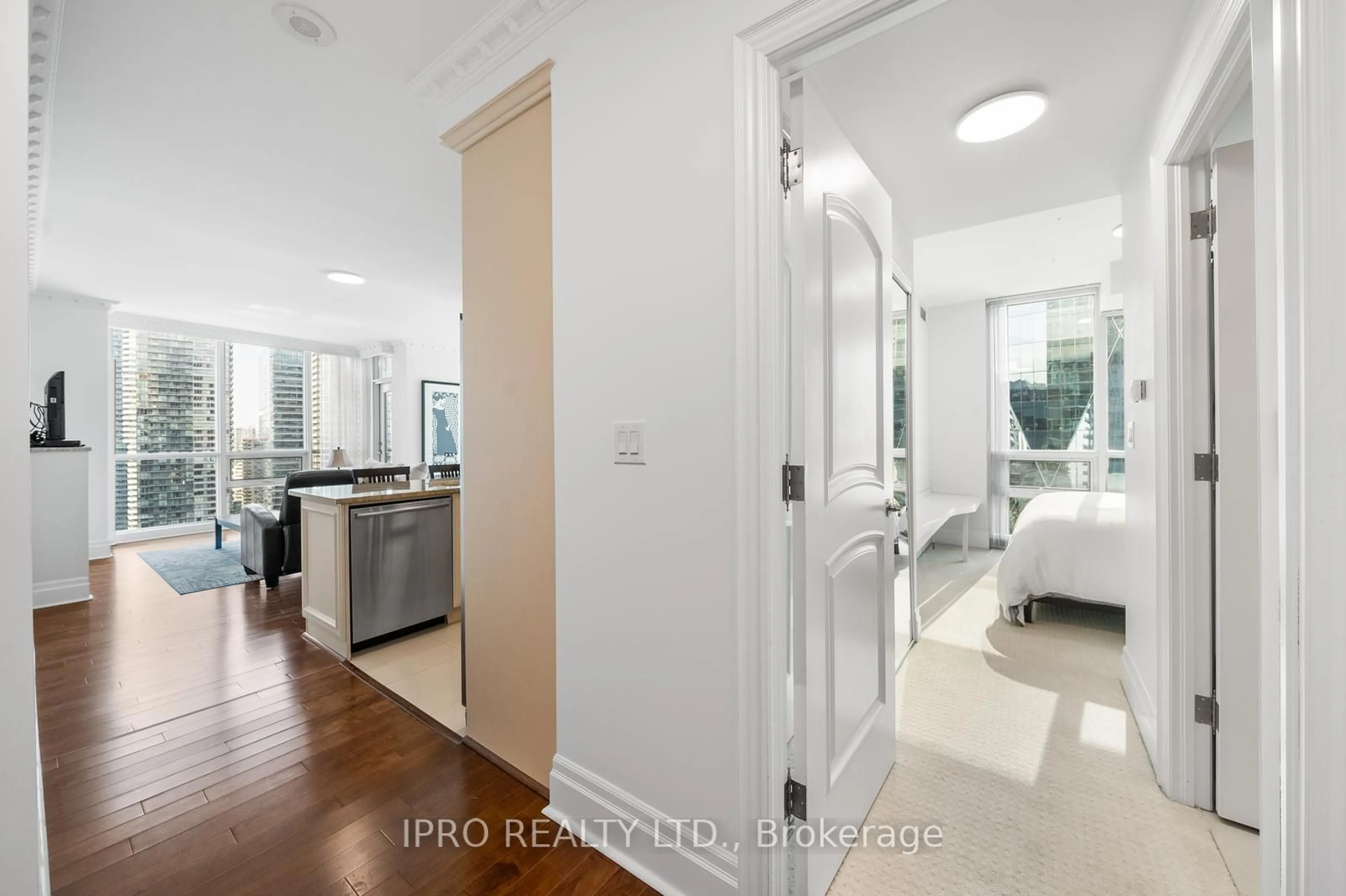 Indoor entryway for 16 Harbour St #3402, Toronto Ontario M5J 2Z7