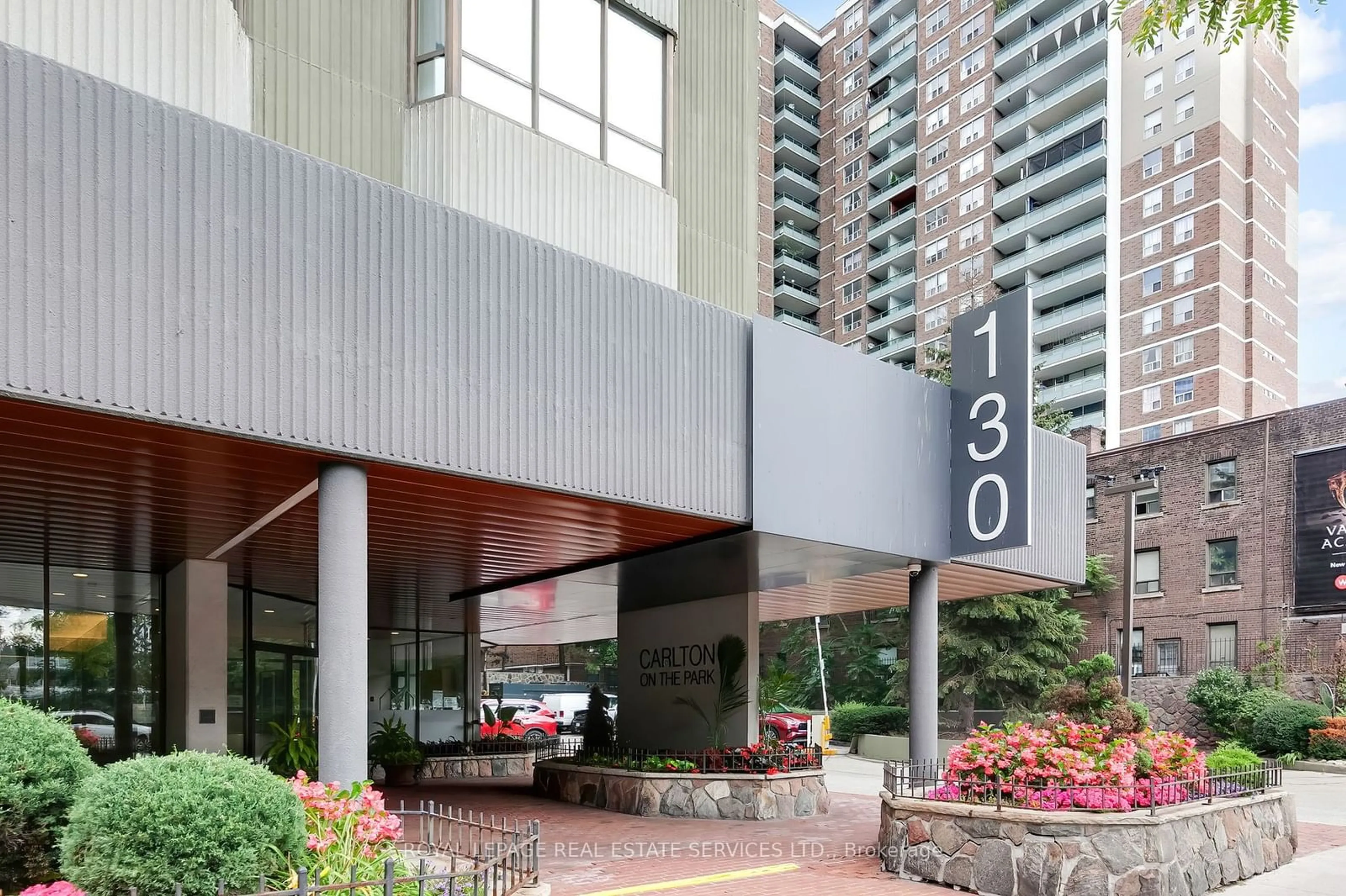 Indoor foyer for 130 Carlton St #609, Toronto Ontario M5A 4K3