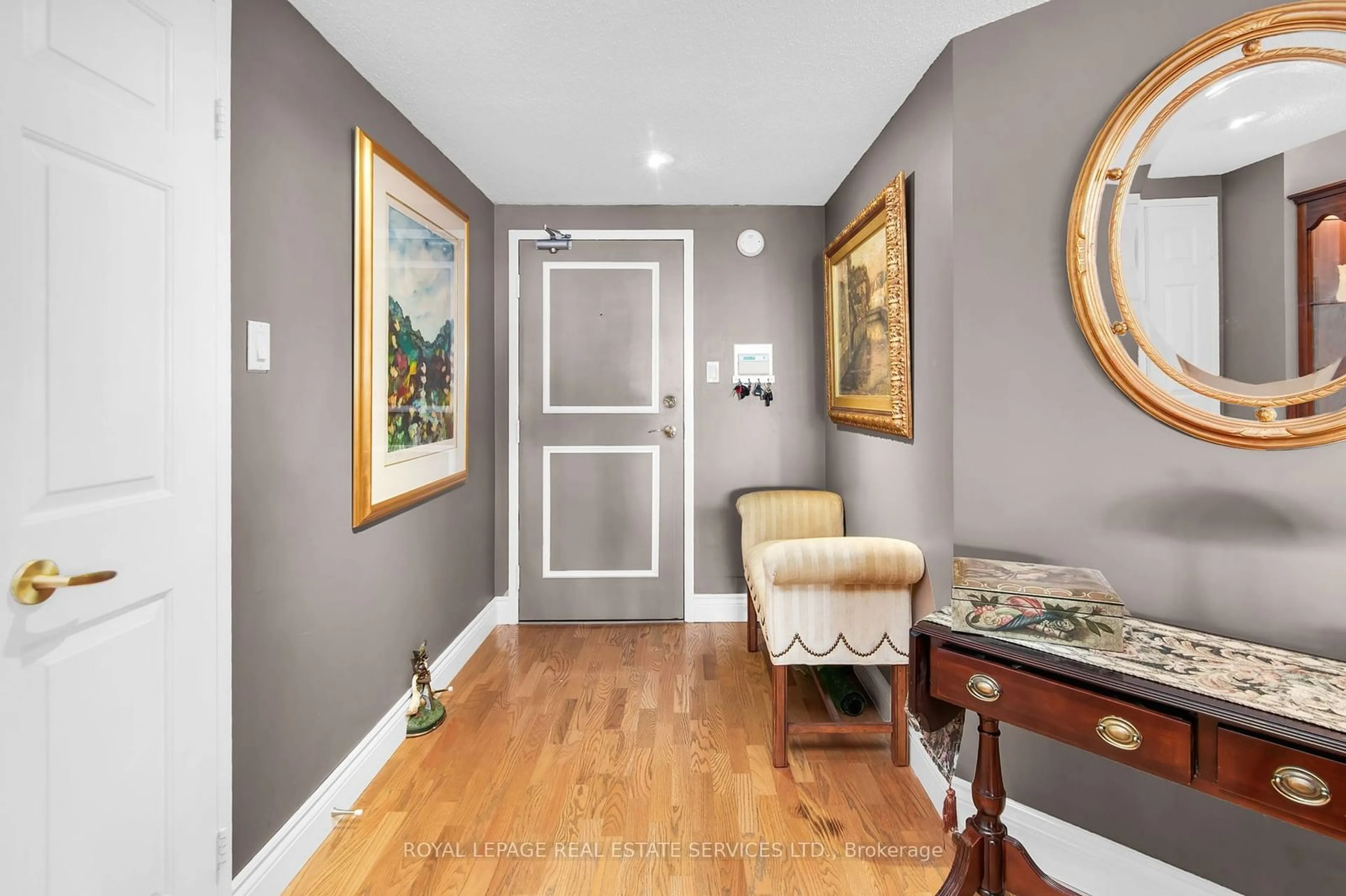 Indoor entryway for 130 Carlton St #609, Toronto Ontario M5A 4K3