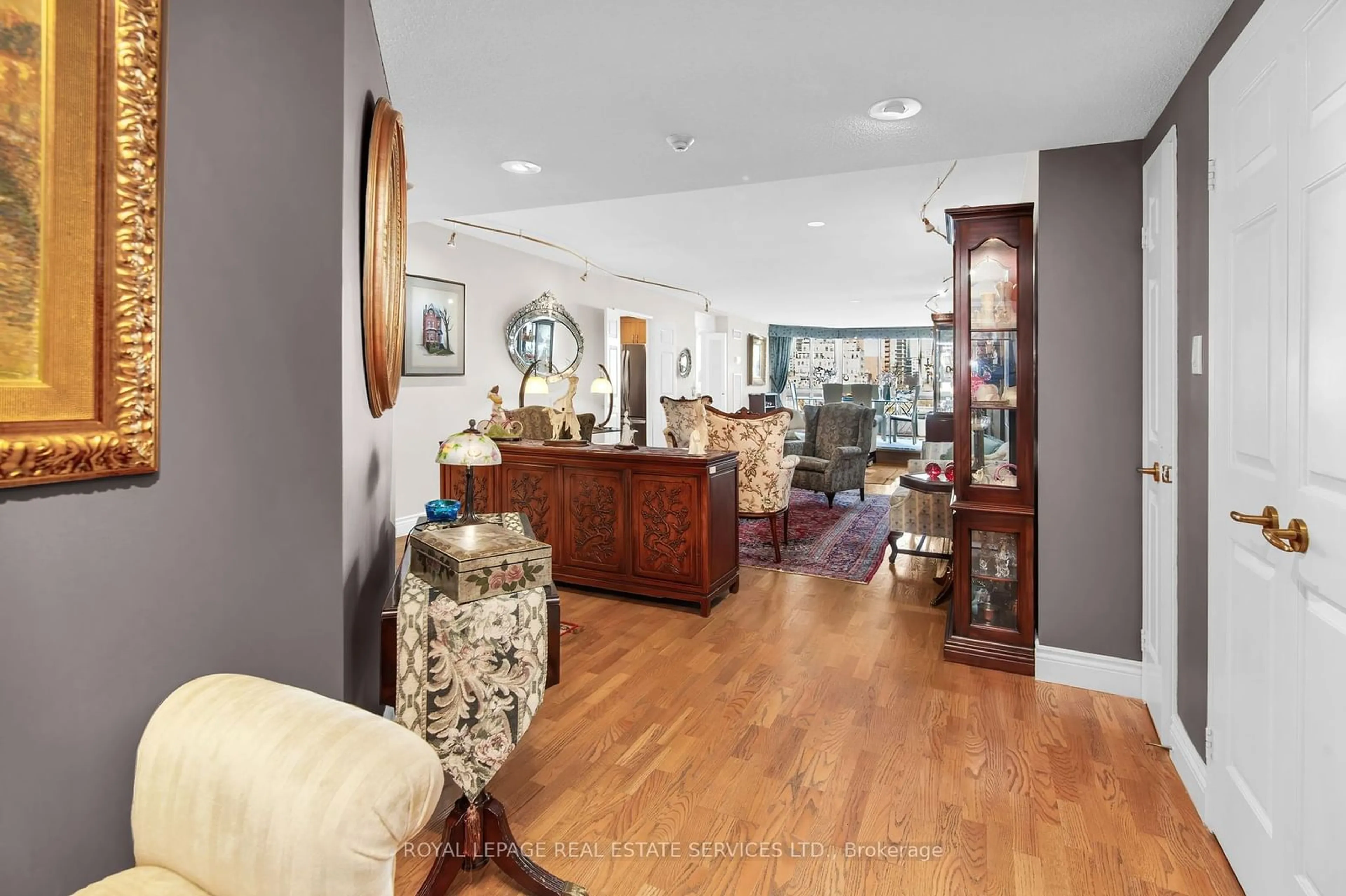 Indoor foyer for 130 Carlton St #609, Toronto Ontario M5A 4K3