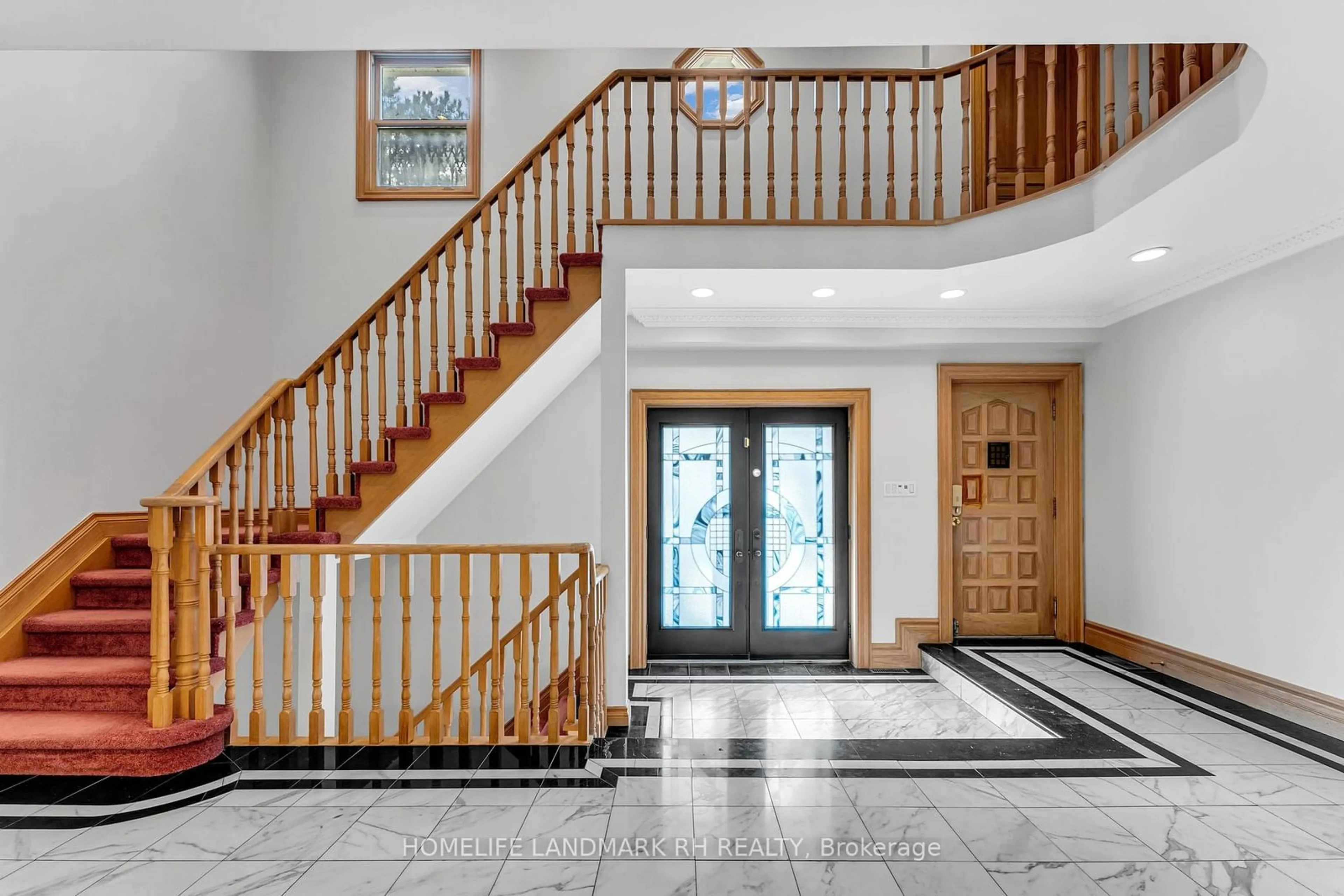 Indoor foyer for 31 Arjay Cres, Toronto Ontario M2L 1C6