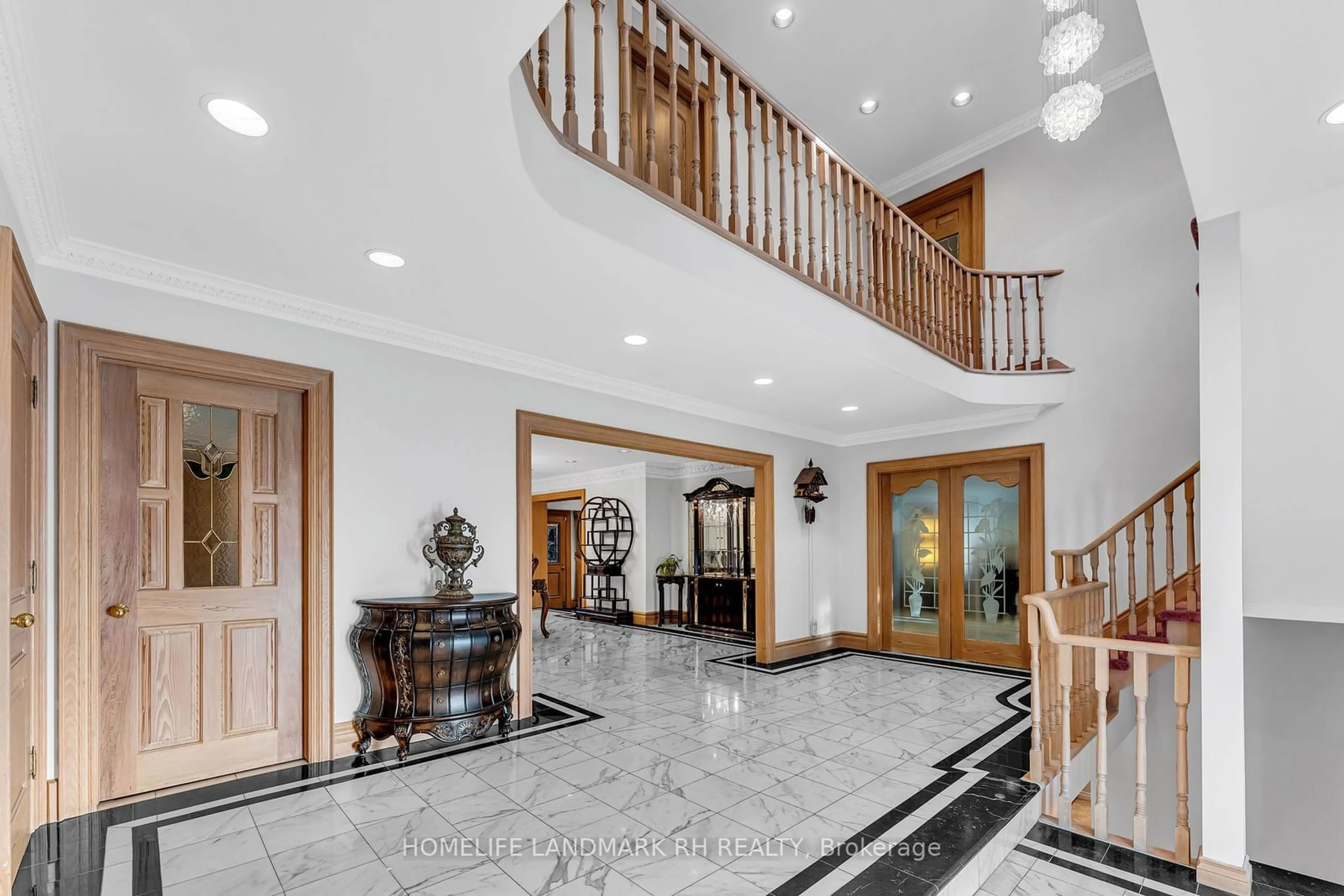 Indoor foyer for 31 Arjay Cres, Toronto Ontario M2L 1C6