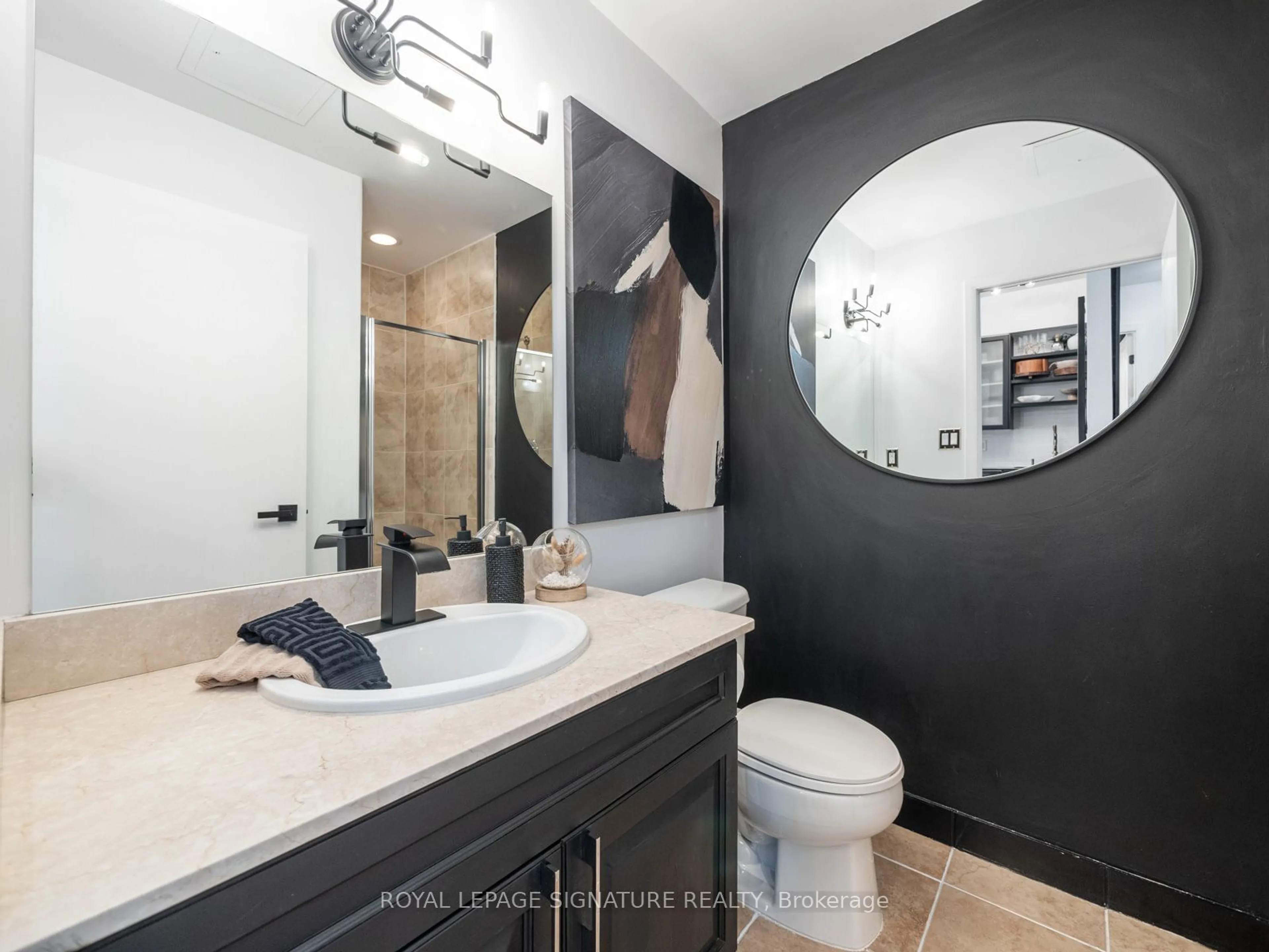 Contemporary bathroom, ceramic/tile floor for 600 Fleet St #UPH07, Toronto Ontario M5V 1B7