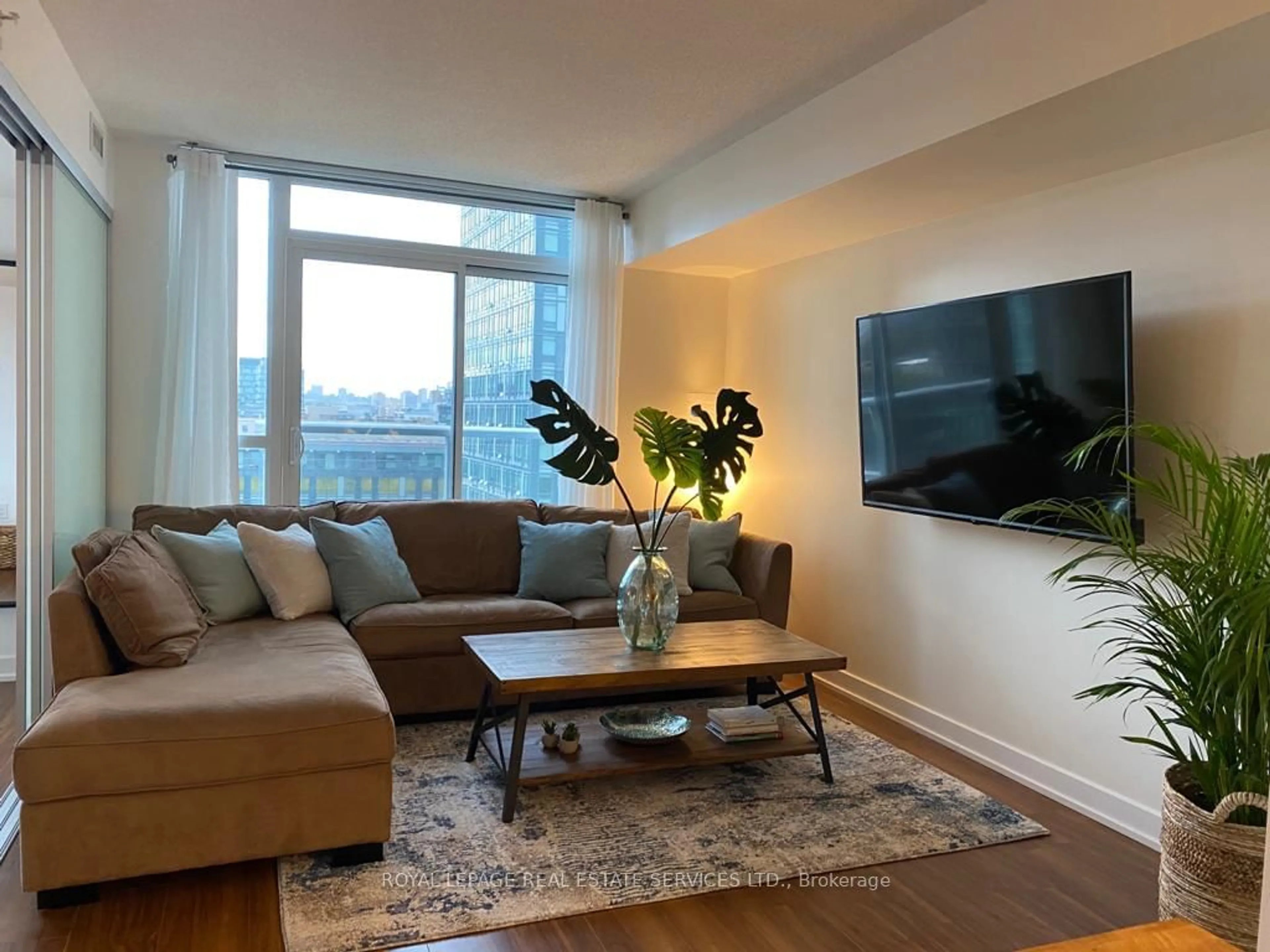 Living room with furniture, wood/laminate floor for 85 Queens Wharf Rd #1511, Toronto Ontario M5V 0J9