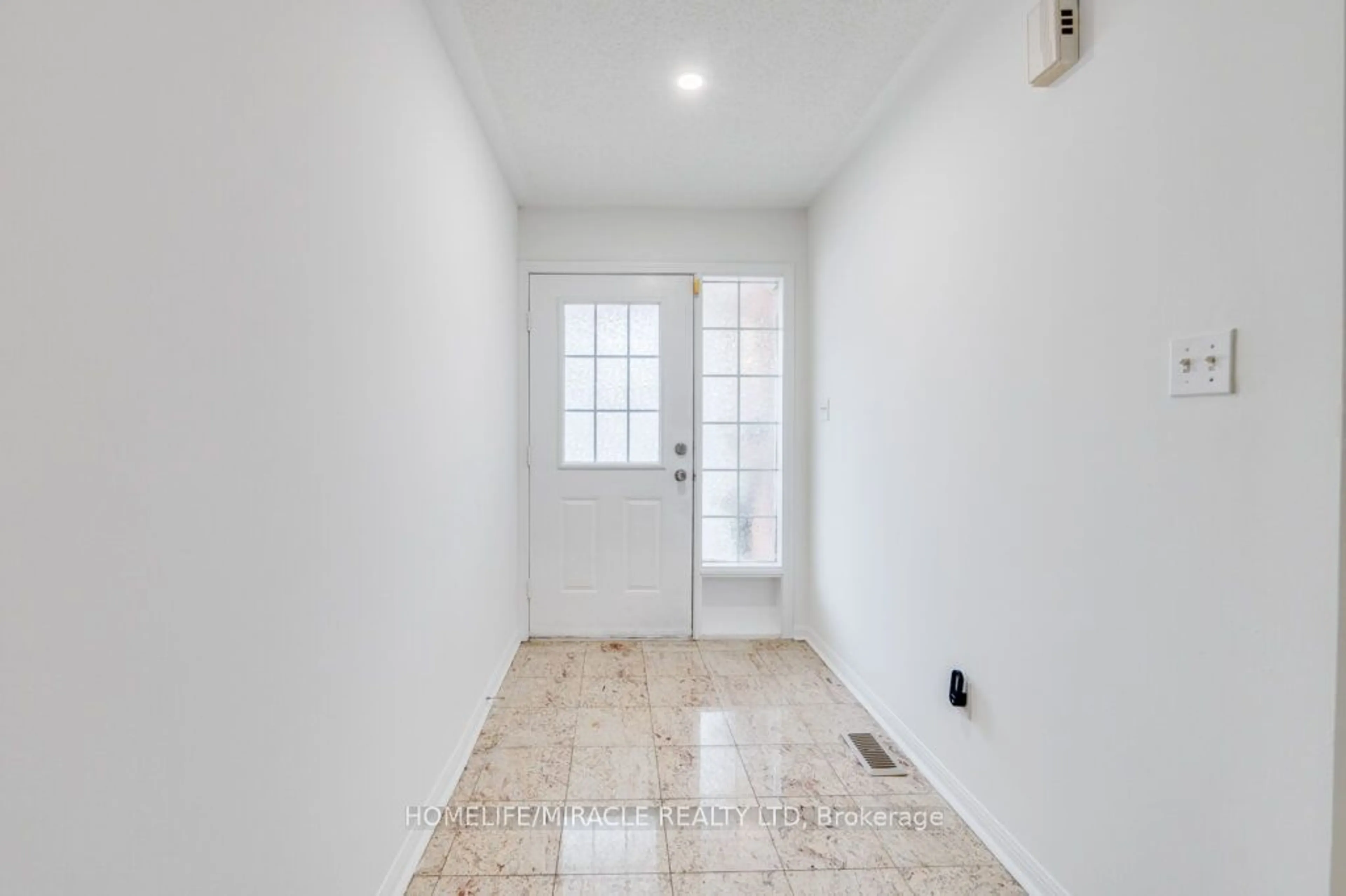 Indoor entryway for 42 Sufi Cres, Toronto Ontario M4A 2X3