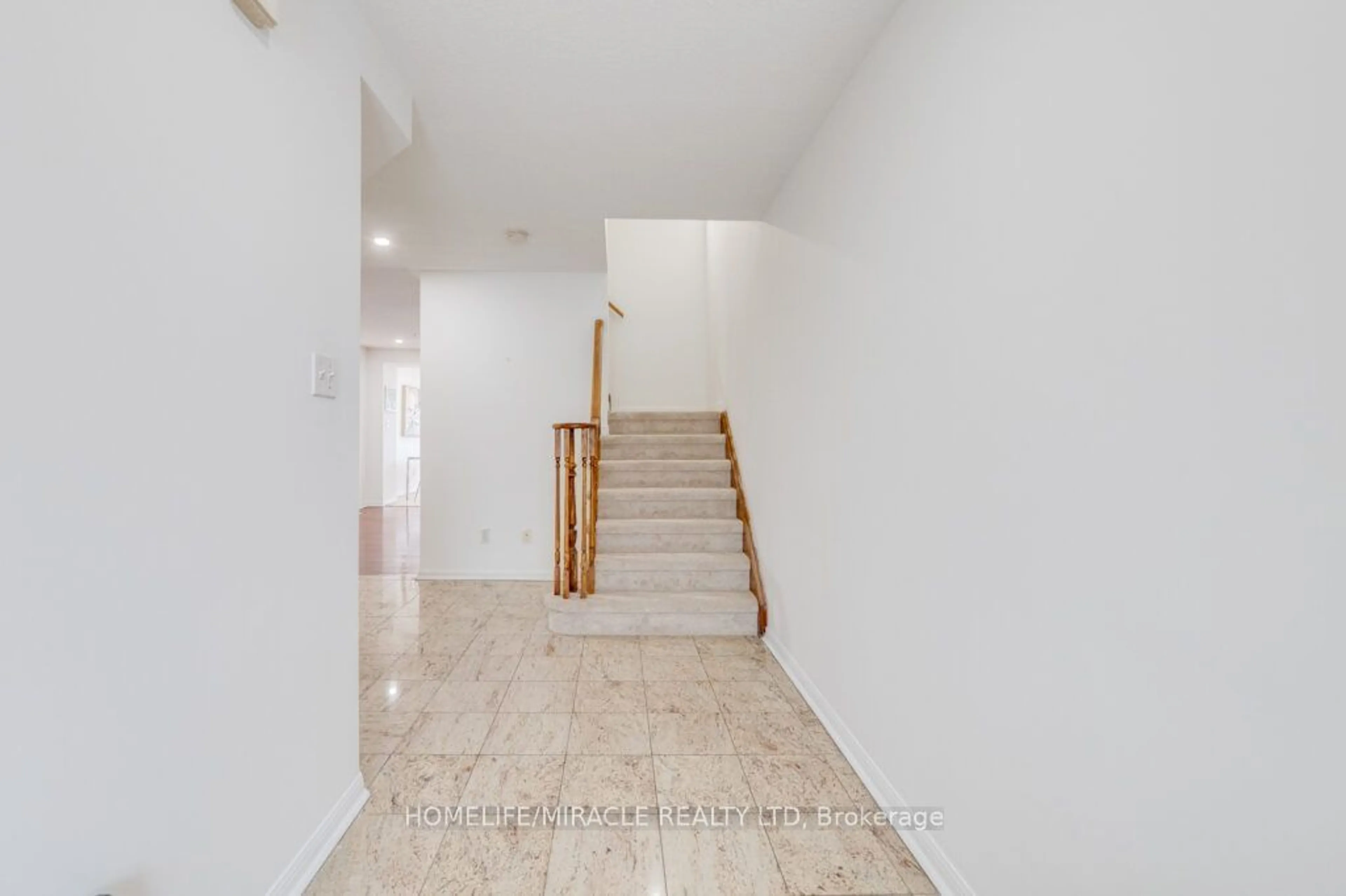 Indoor foyer for 42 Sufi Cres, Toronto Ontario M4A 2X3