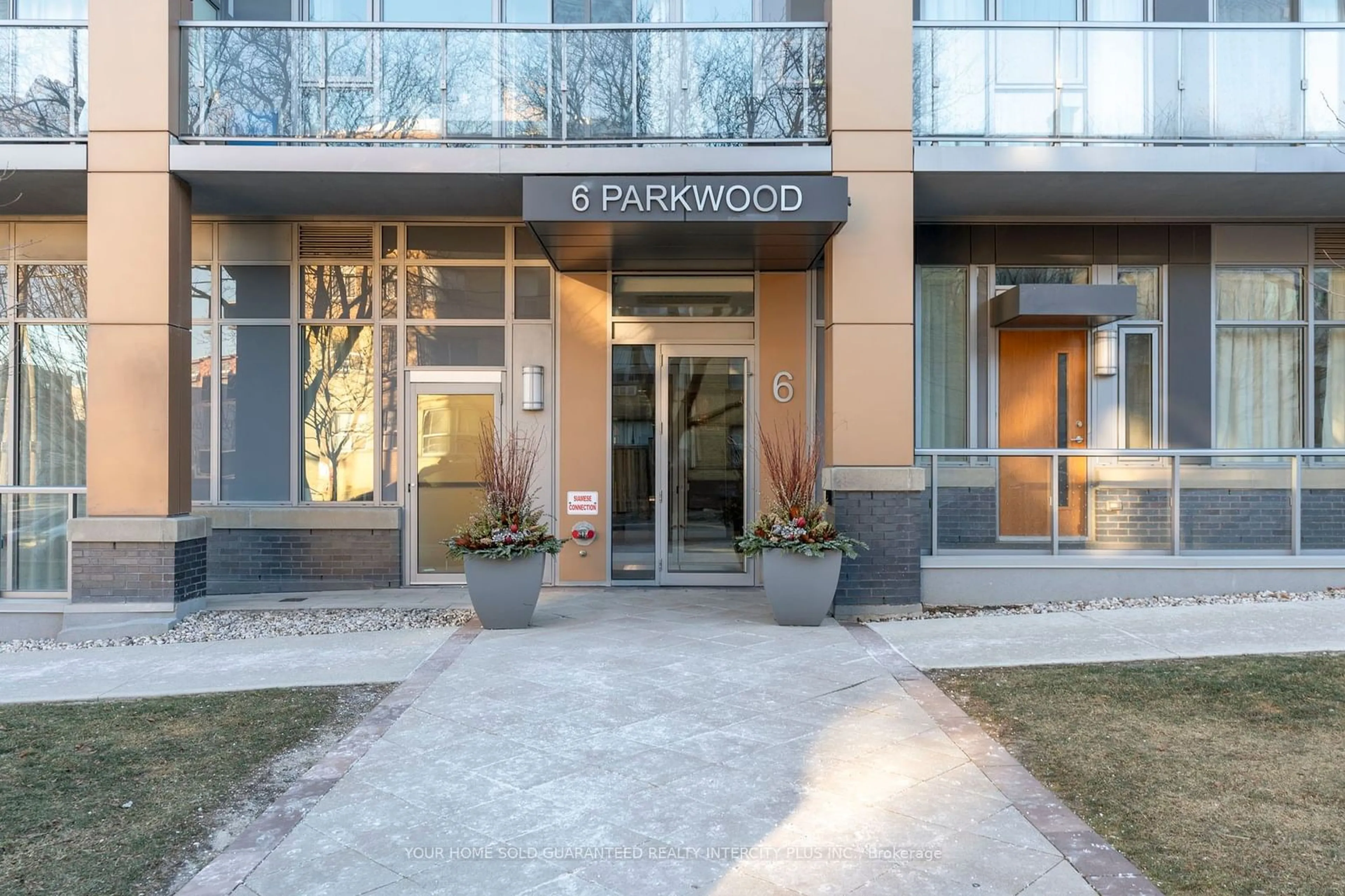 Indoor foyer for 6 Parkwood Ave #303, Toronto Ontario M4V 1V1