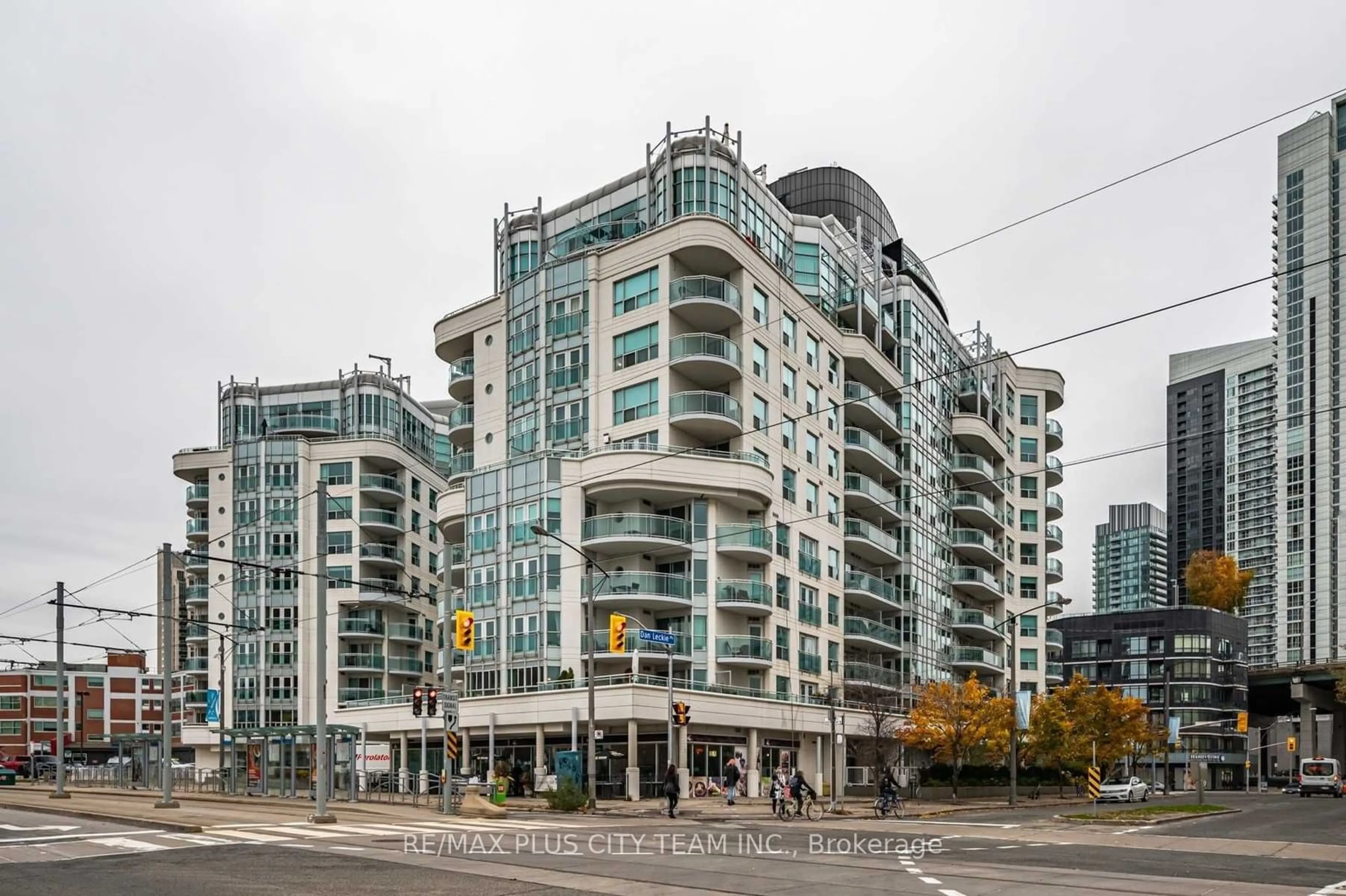 Balcony in the apartment, city buildings view from balcony for 600 Queens Quay #SPH07, Toronto Ontario M5V 3M3