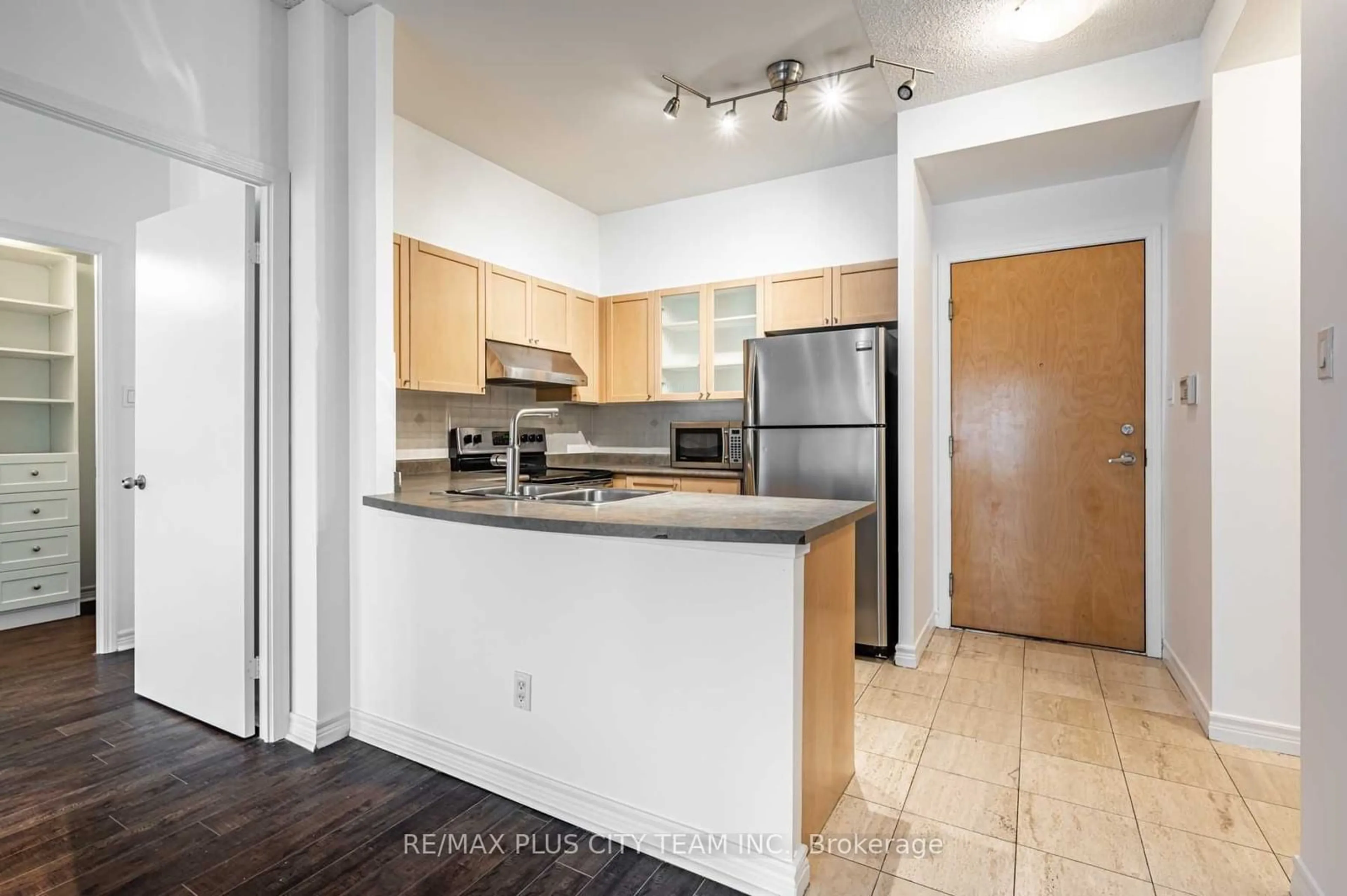 Standard kitchen, unknown for 600 Queens Quay #SPH07, Toronto Ontario M5V 3M3