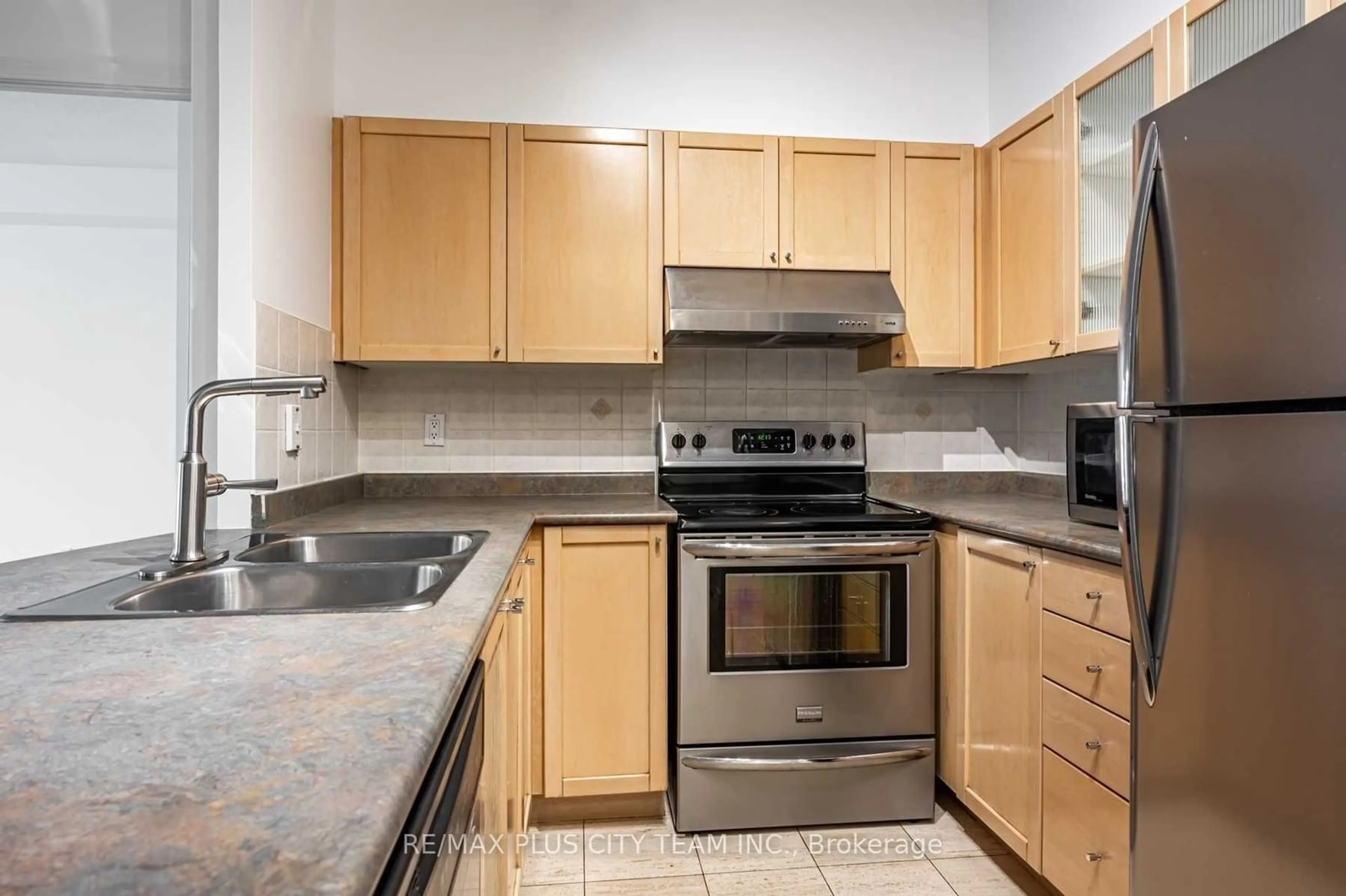 Standard kitchen, unknown for 600 Queens Quay #SPH07, Toronto Ontario M5V 3M3