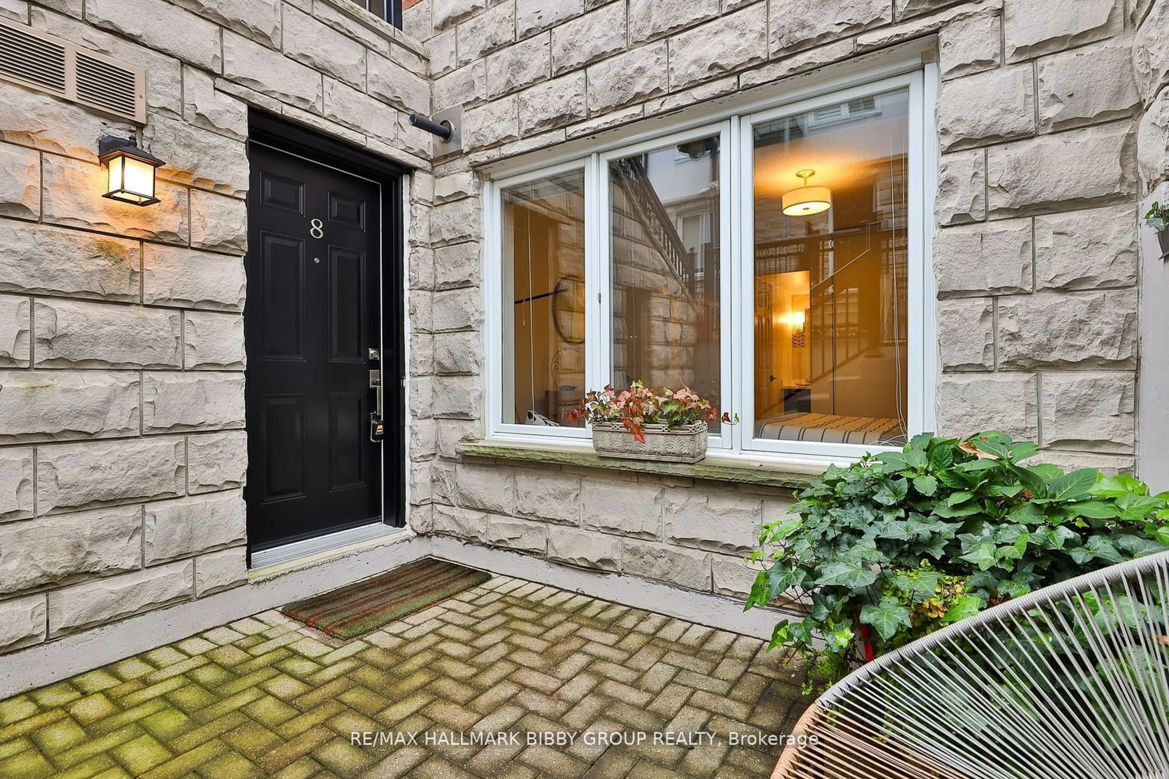 Indoor entryway for 232 St George St #8, Toronto Ontario M5R 2N5