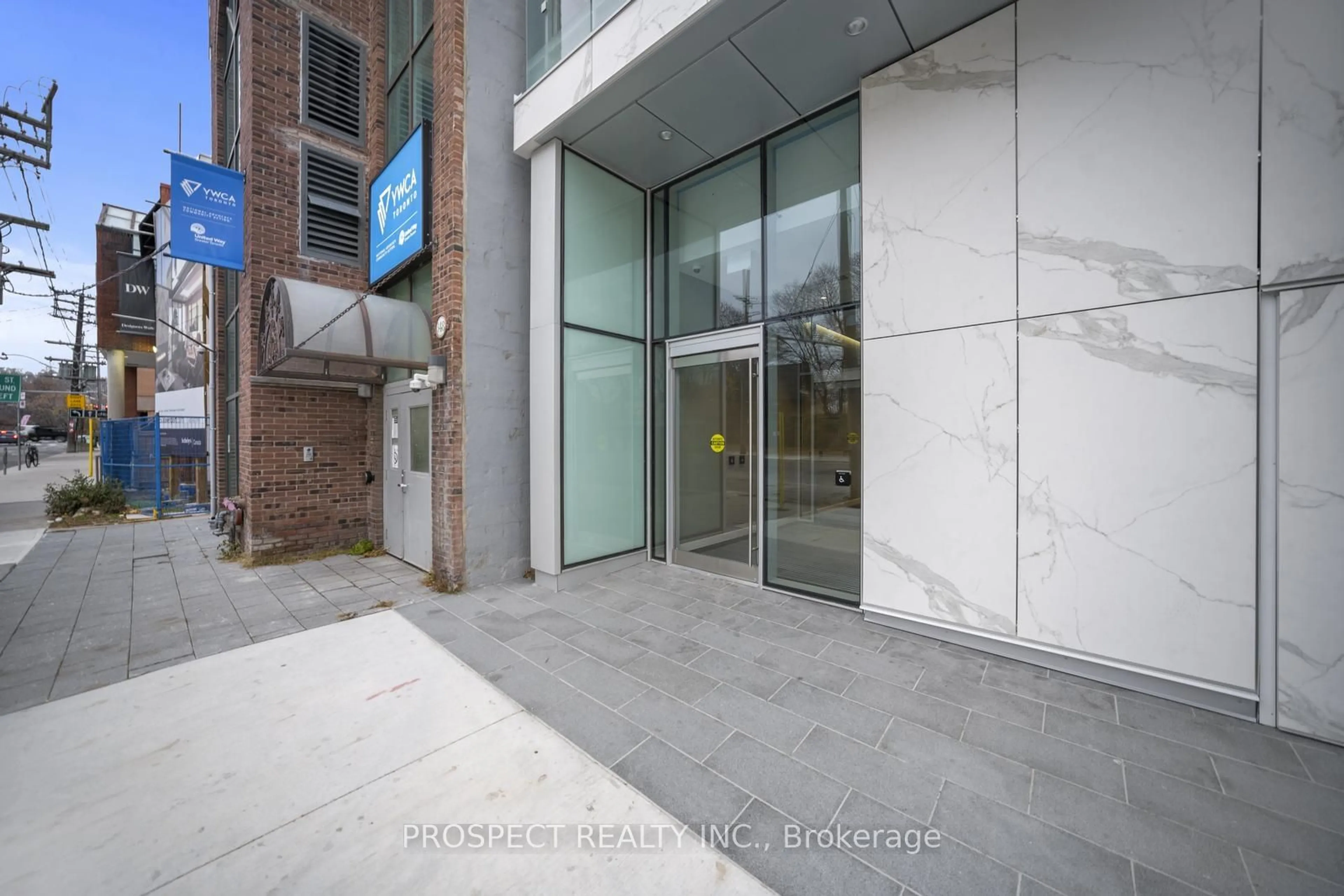 Indoor foyer for 346 Davenport Rd #403, Toronto Ontario M5R 1K6