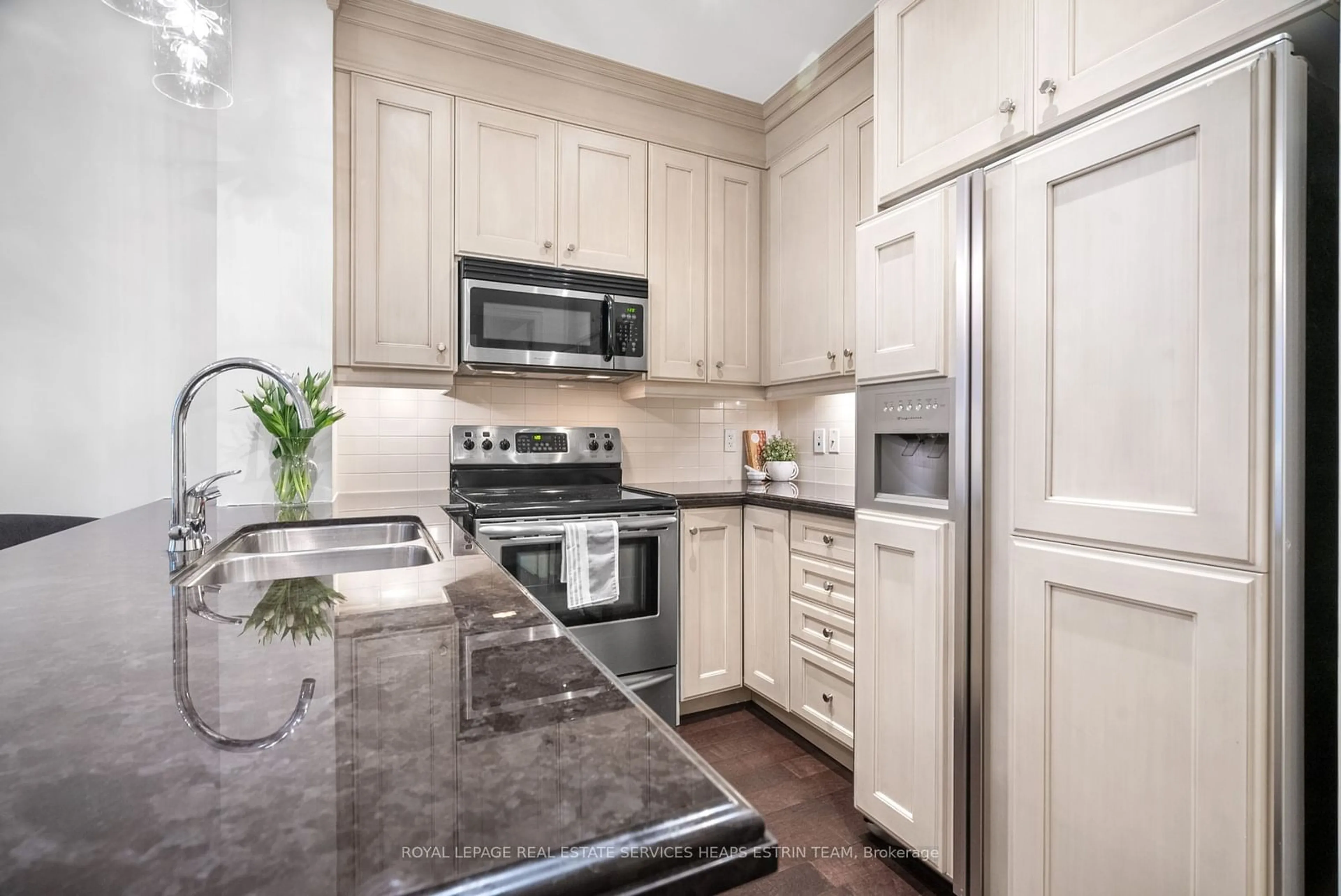 Open concept kitchen, ceramic/tile floor for 21 Burkebrook Pl #113, Toronto Ontario M4G 0A2