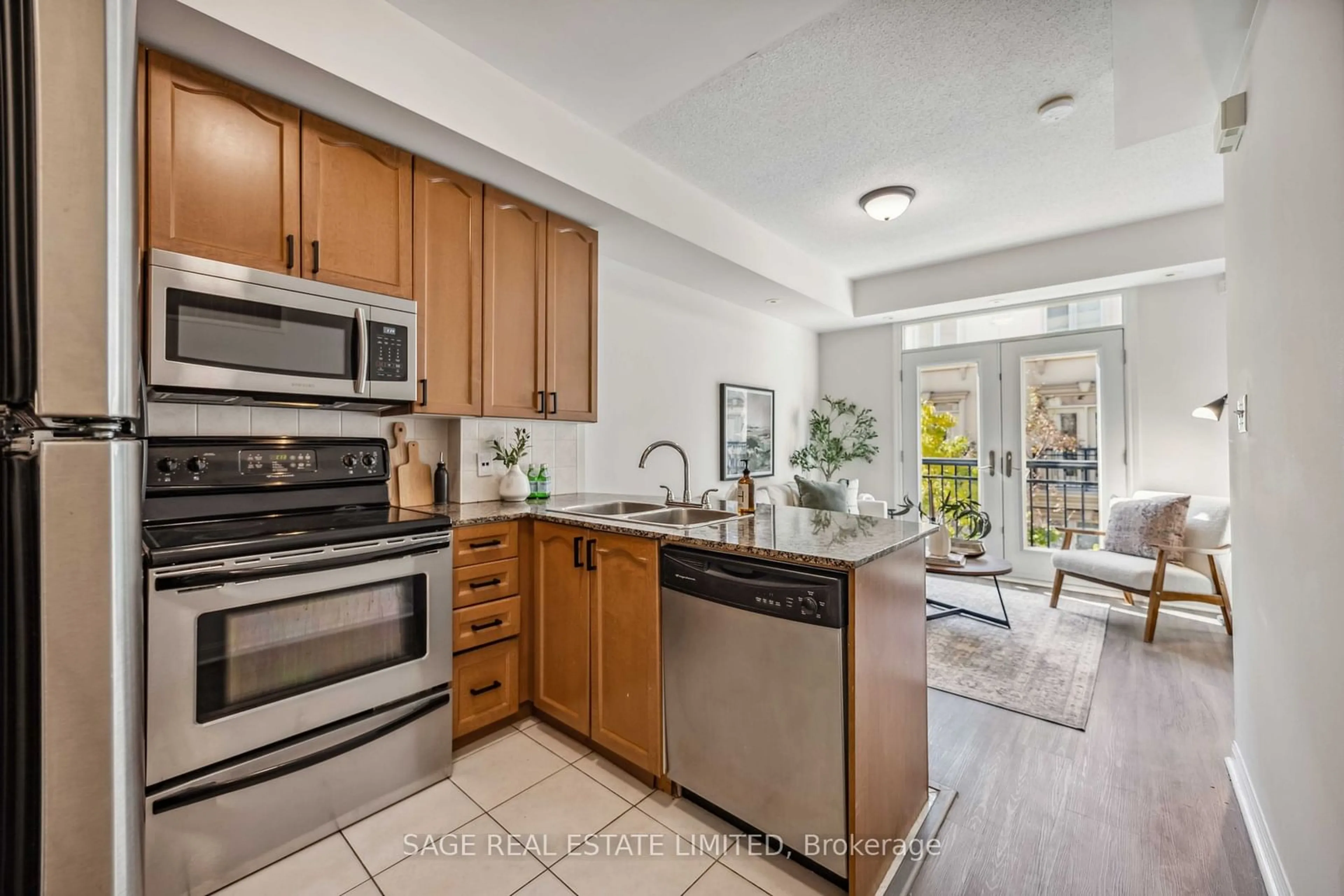 Open concept kitchen, ceramic/tile floor for 78 Carr St #TH32, Toronto Ontario M5T 1B7