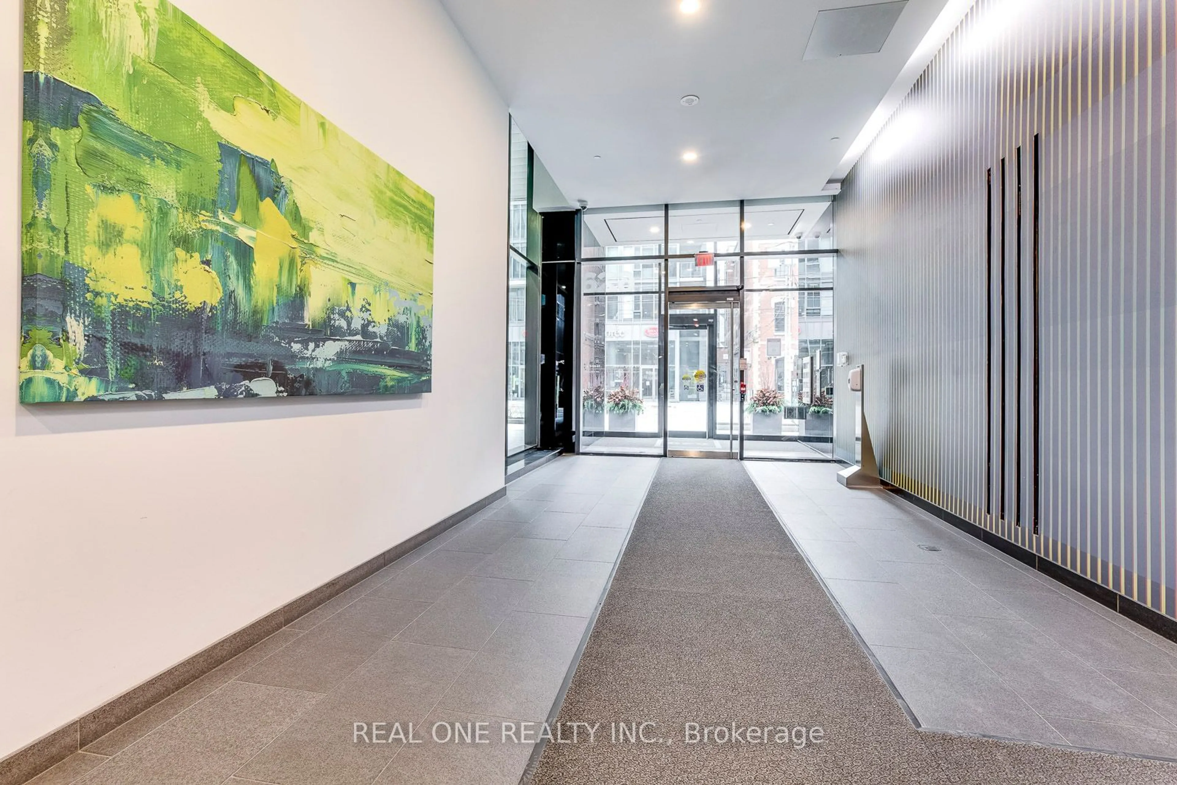 Indoor foyer for 629 King St #913, Toronto Ontario M5V 0G9