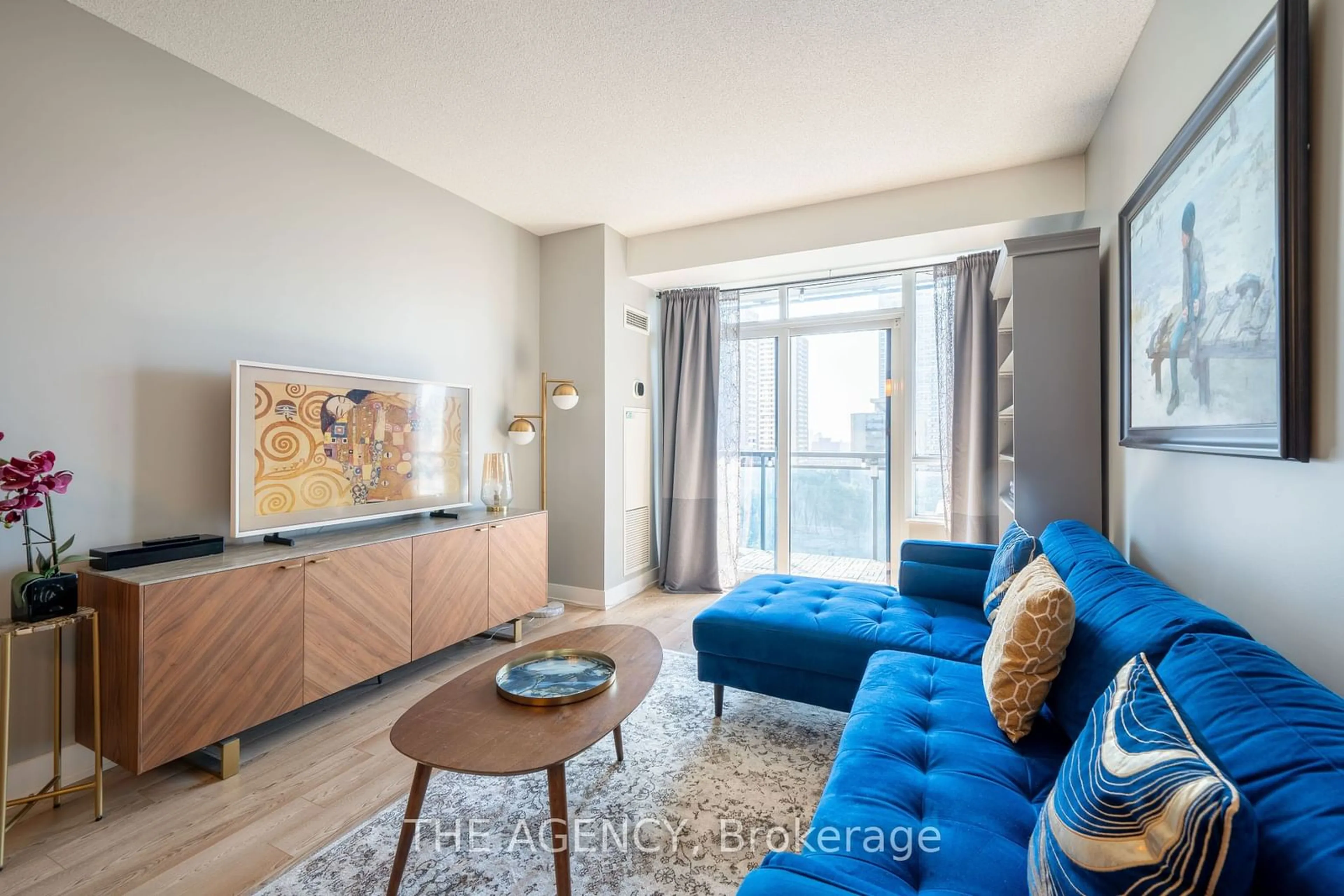 Living room with furniture, wood/laminate floor for 28 Linden St #905, Toronto Ontario M4Y 0A4