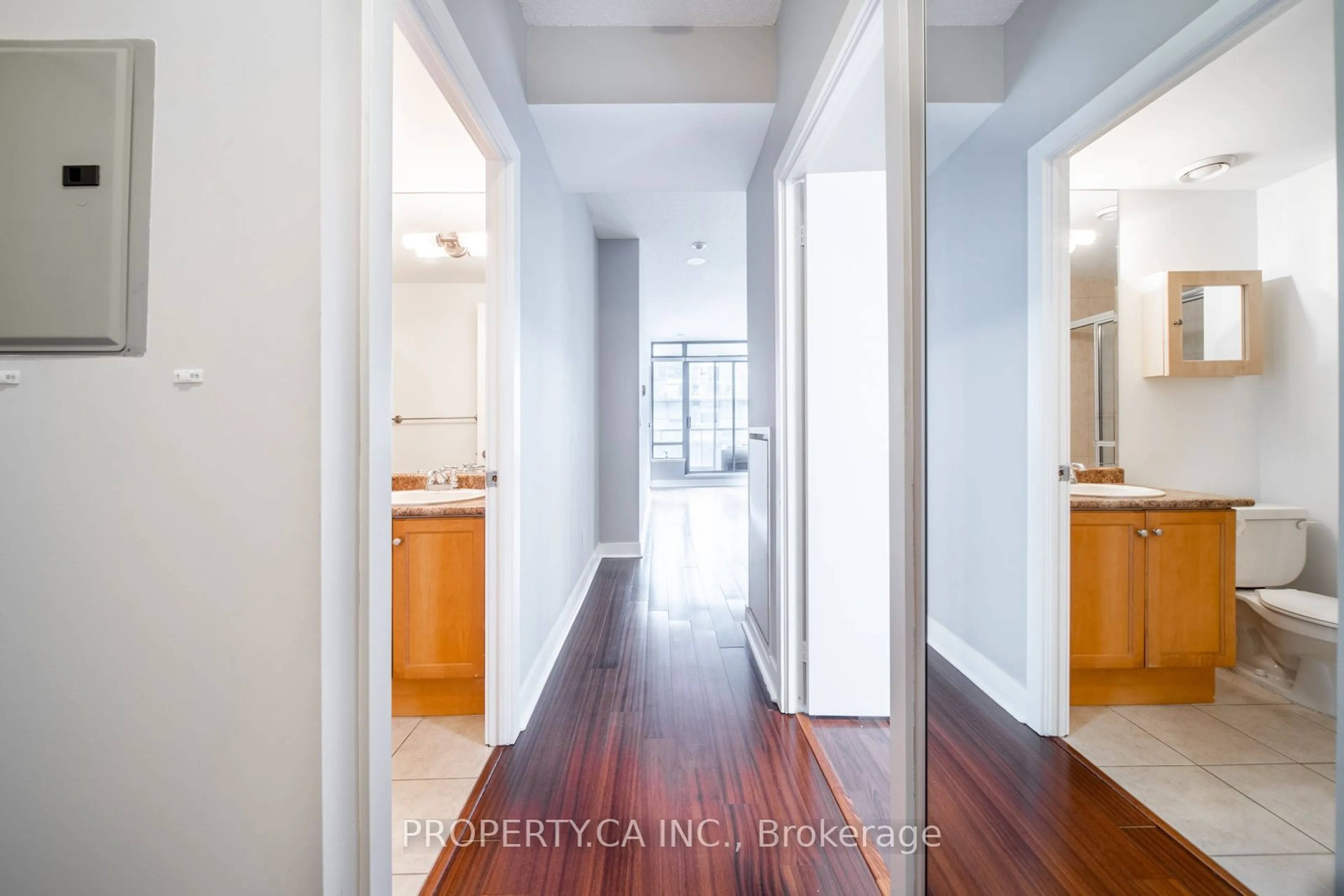 Indoor entryway for 438 King St #1314, Toronto Ontario M5V 3T9