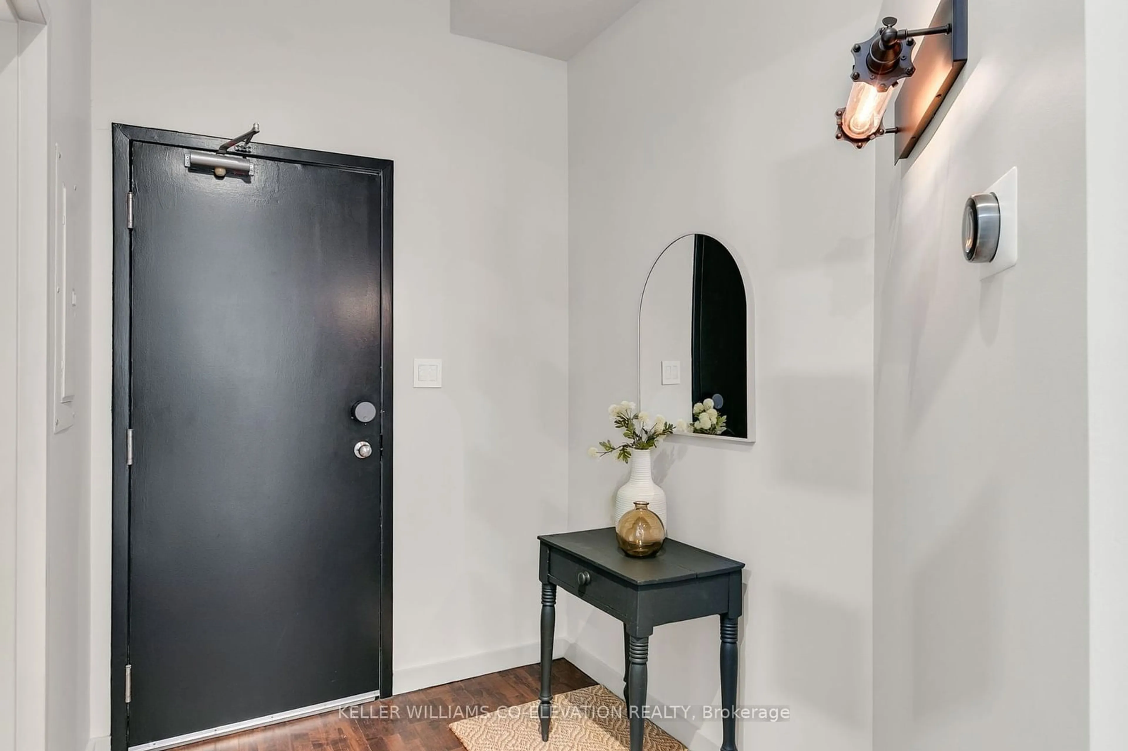 Indoor entryway for 287 Richmond St #302, Toronto Ontario M5A 1P2