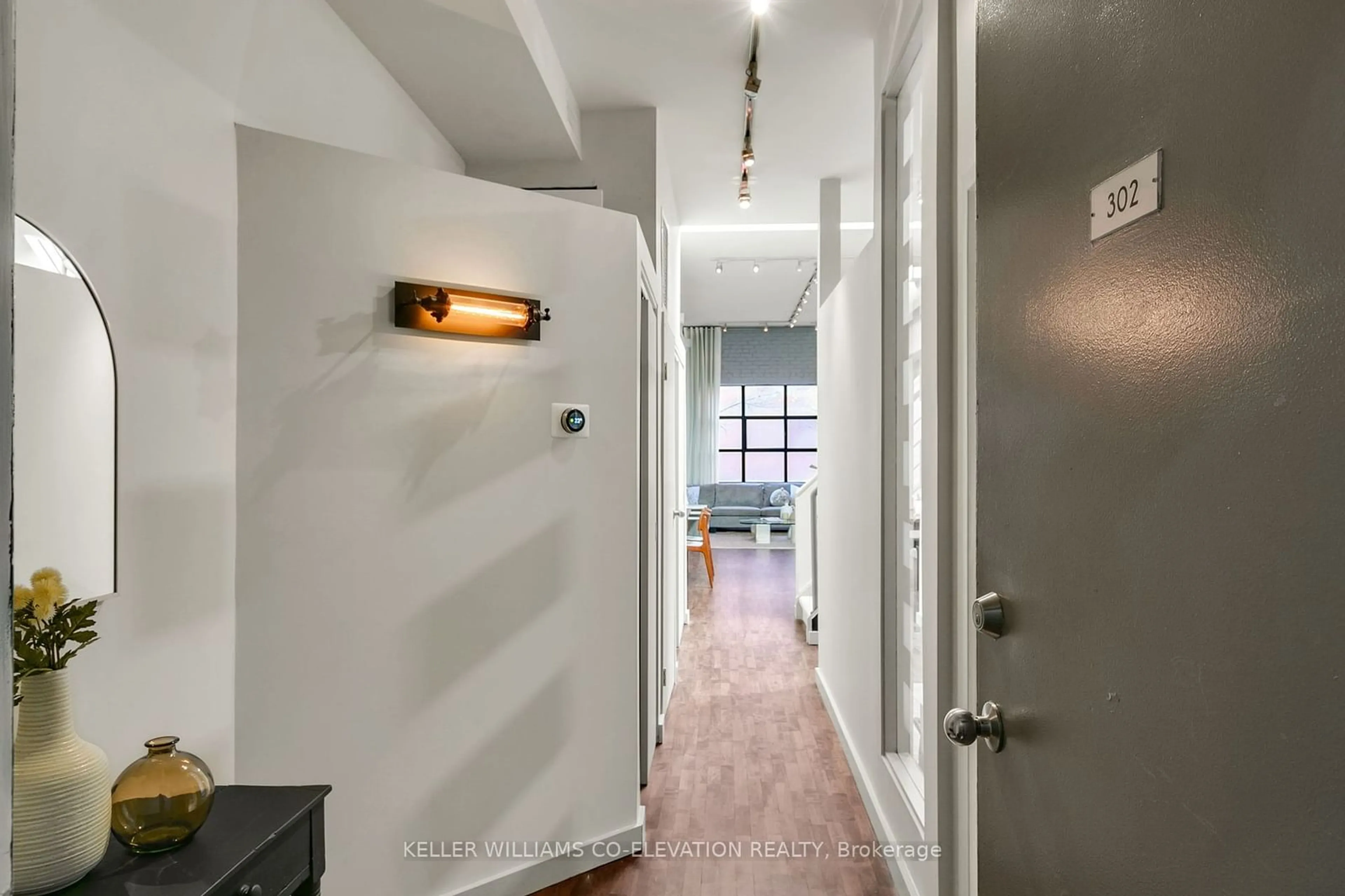 Indoor entryway for 287 Richmond St #302, Toronto Ontario M5A 1P2