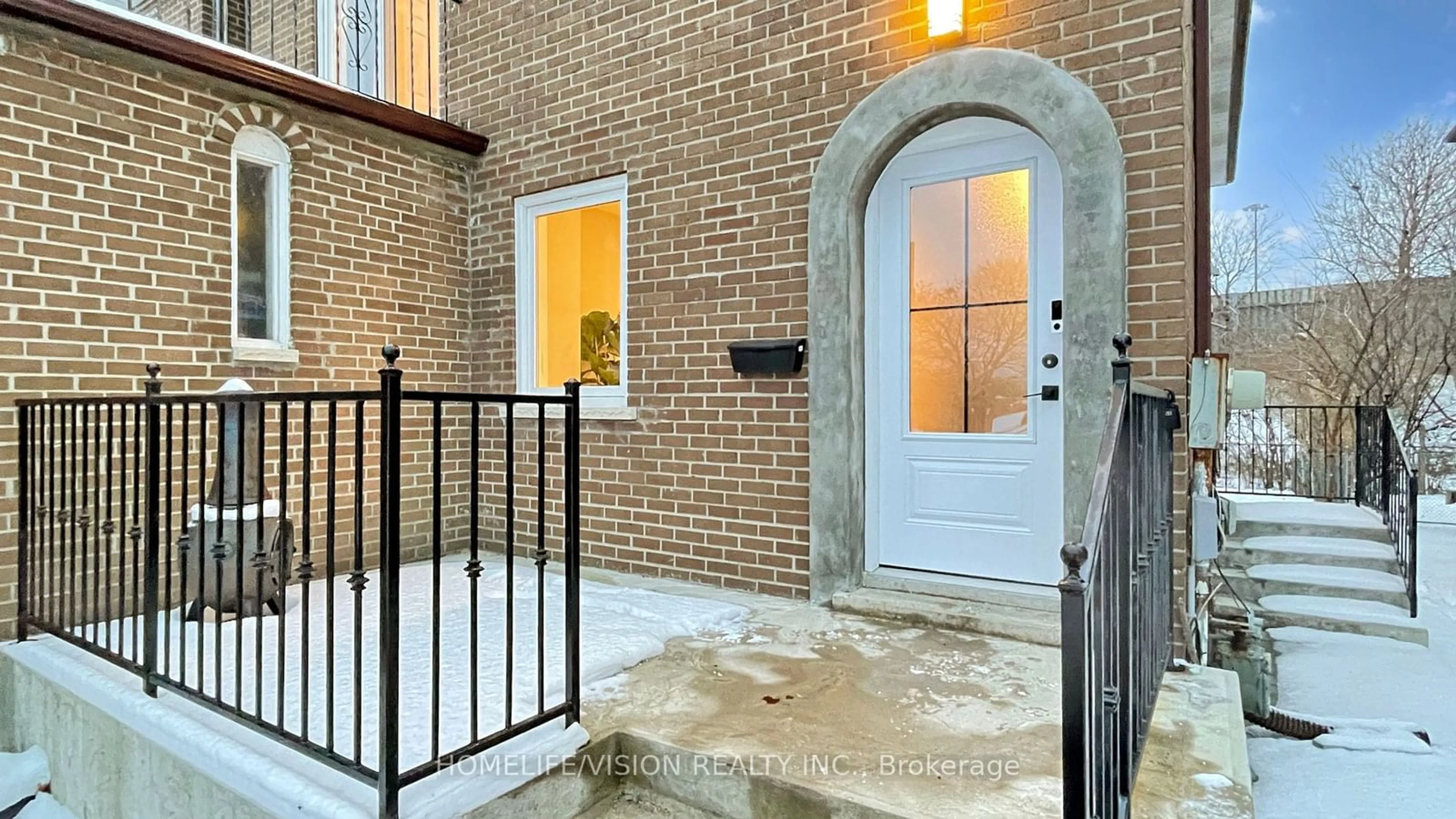 Indoor entryway for 42 Muirhead Rd, Toronto Ontario M2J 3W4