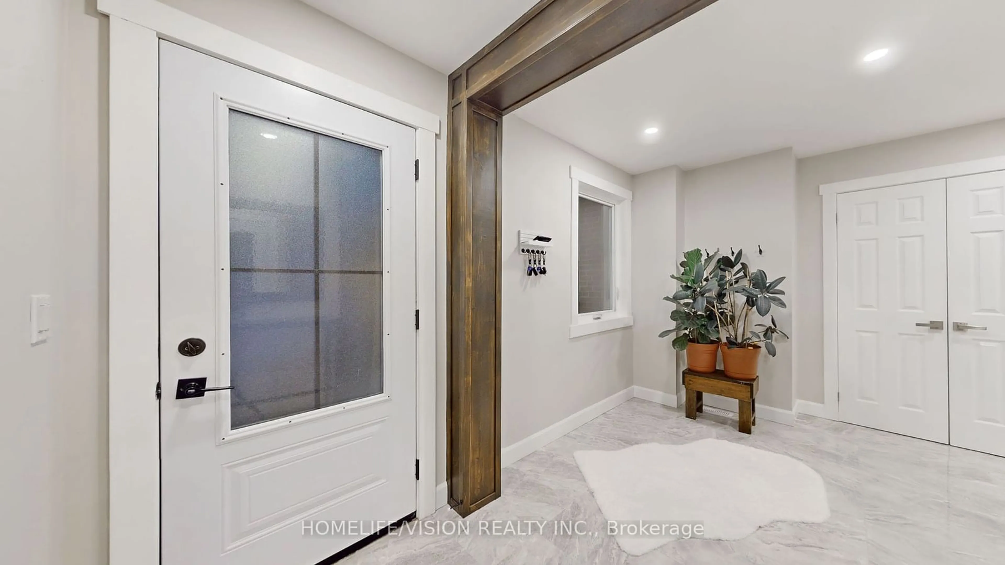 Indoor entryway for 42 Muirhead Rd, Toronto Ontario M2J 3W4