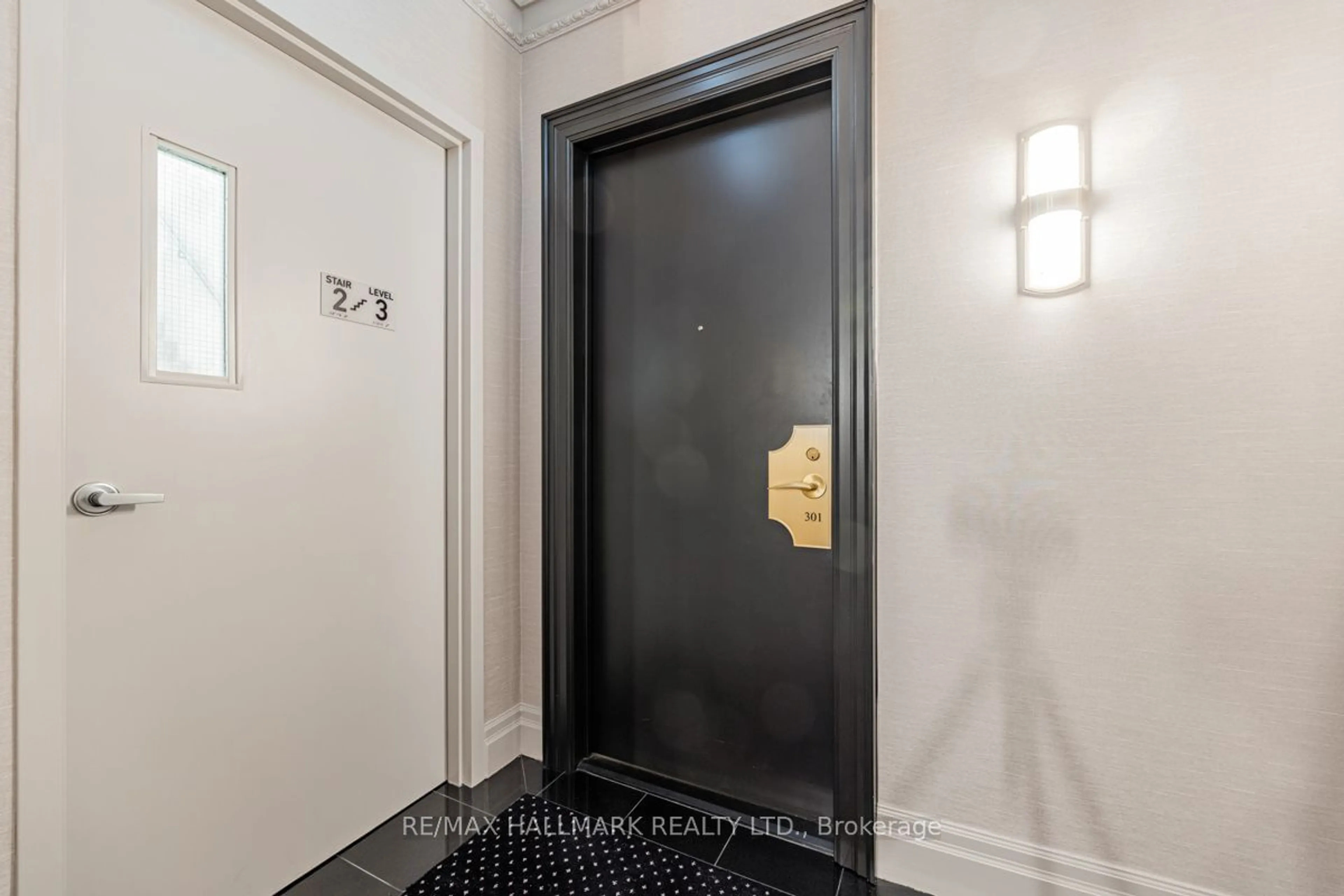 Indoor entryway for 8 Sultan St #301, Toronto Ontario M5S 1L7