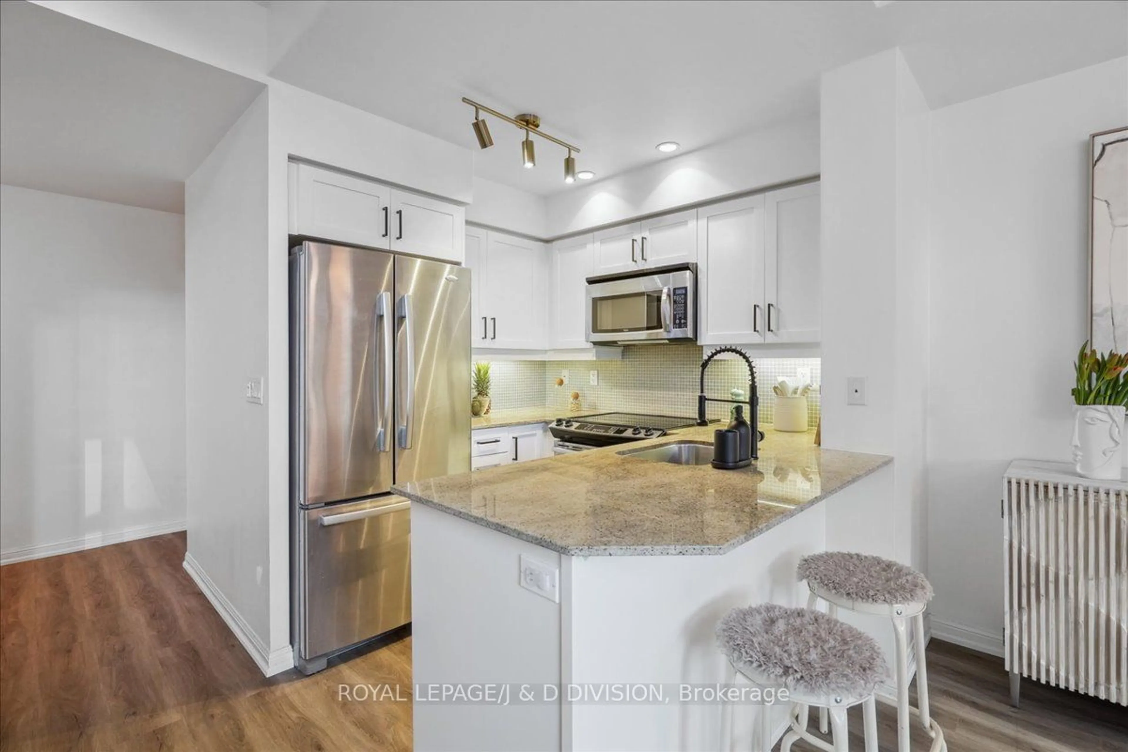 Open concept kitchen, ceramic/tile floor for 67 East Liberty St #TH67, Toronto Ontario M6K 0A2