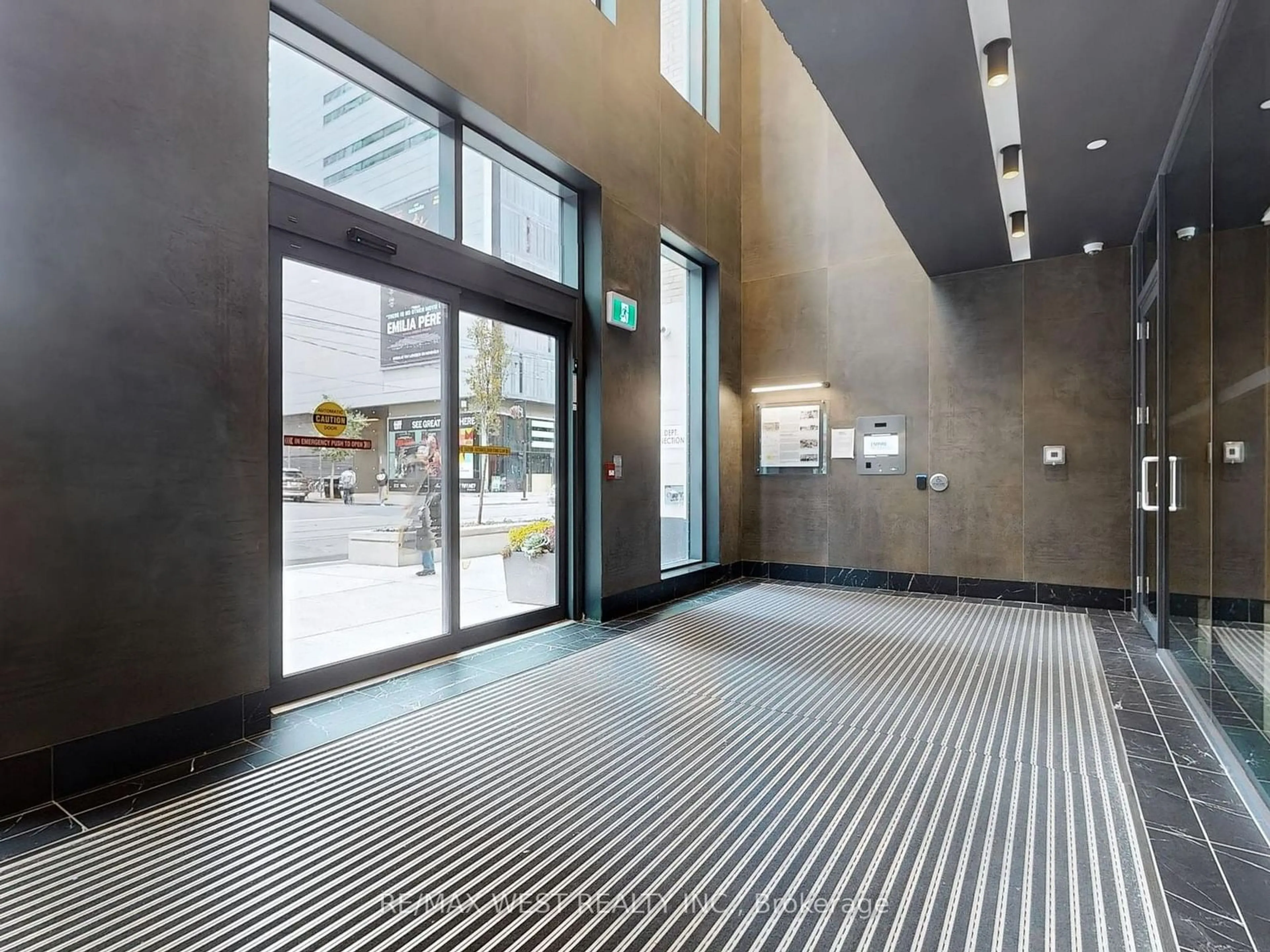 Indoor foyer for 327 King St #3106, Toronto Ontario M5V 0W7