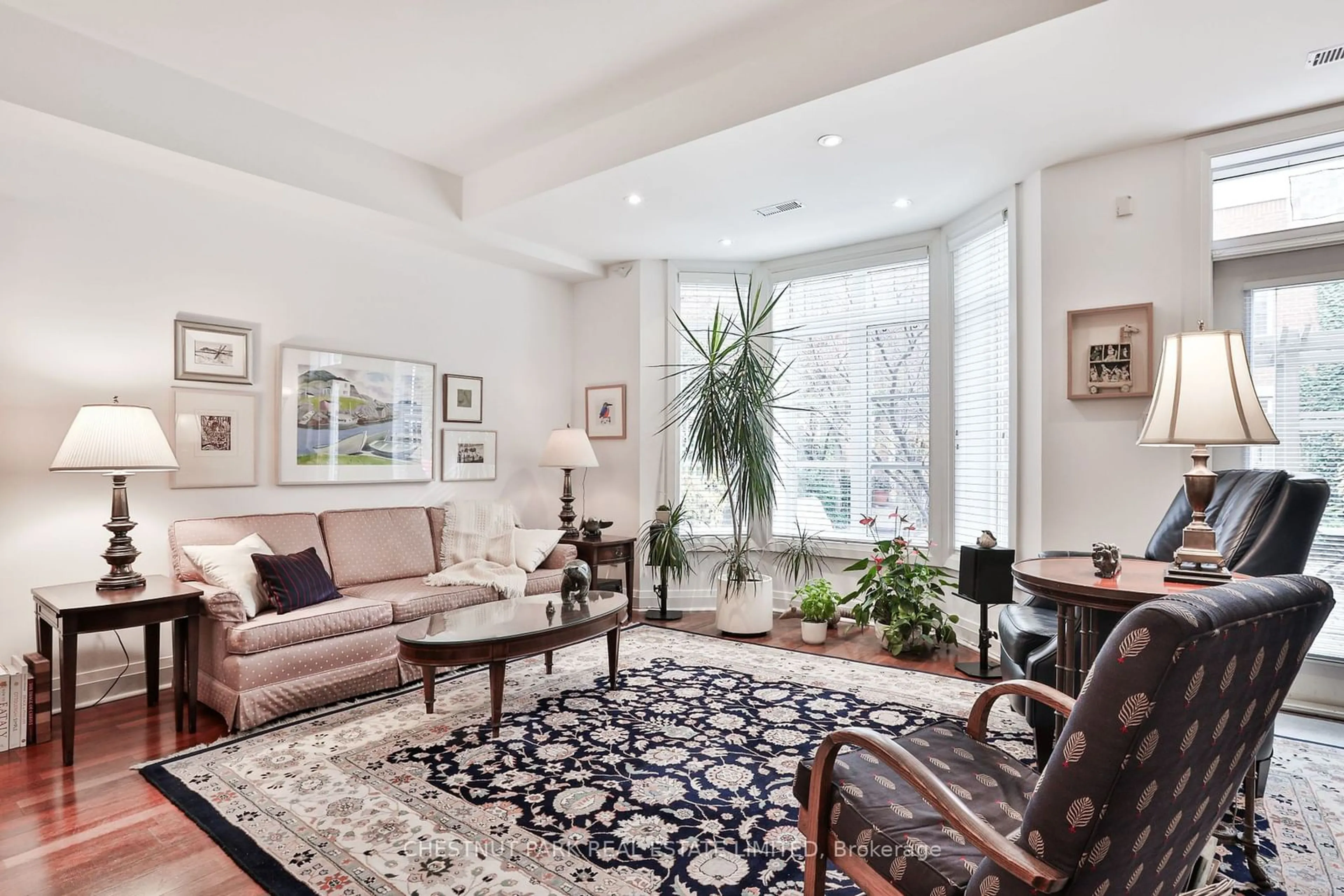 Living room with furniture, carpet floor for 27 Shaftesbury Ave, Toronto Ontario M4T 3B3