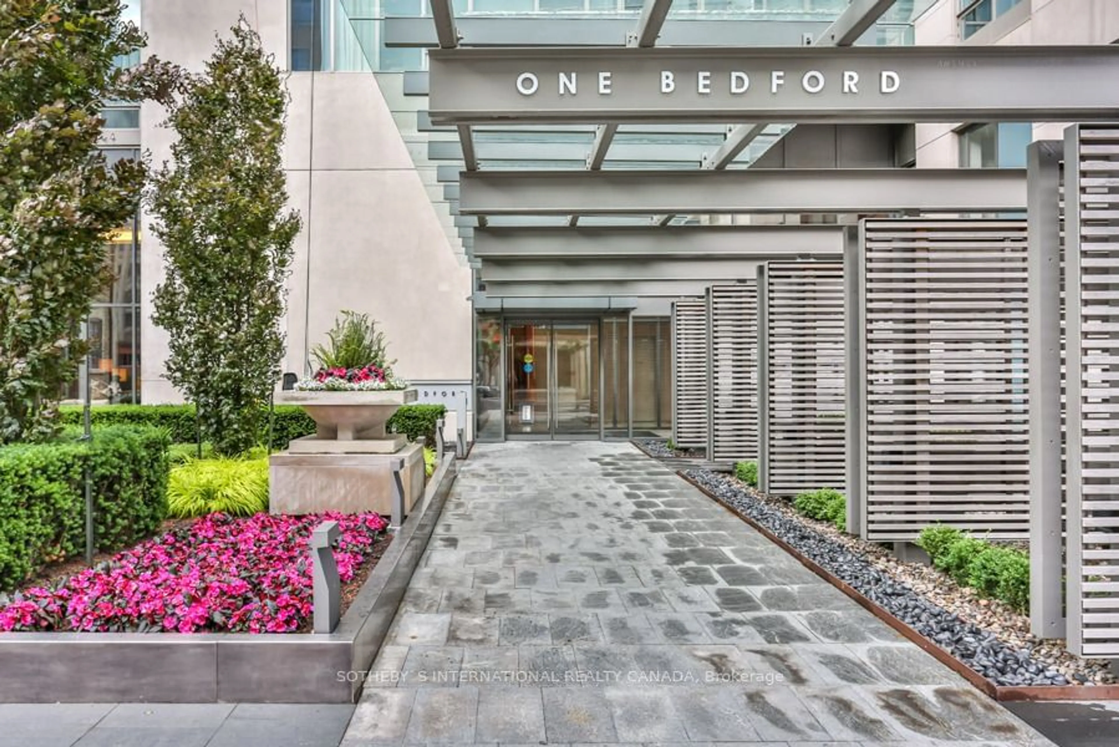 Indoor foyer for 1 Bedford Rd #811, Toronto Ontario M5R 2B5