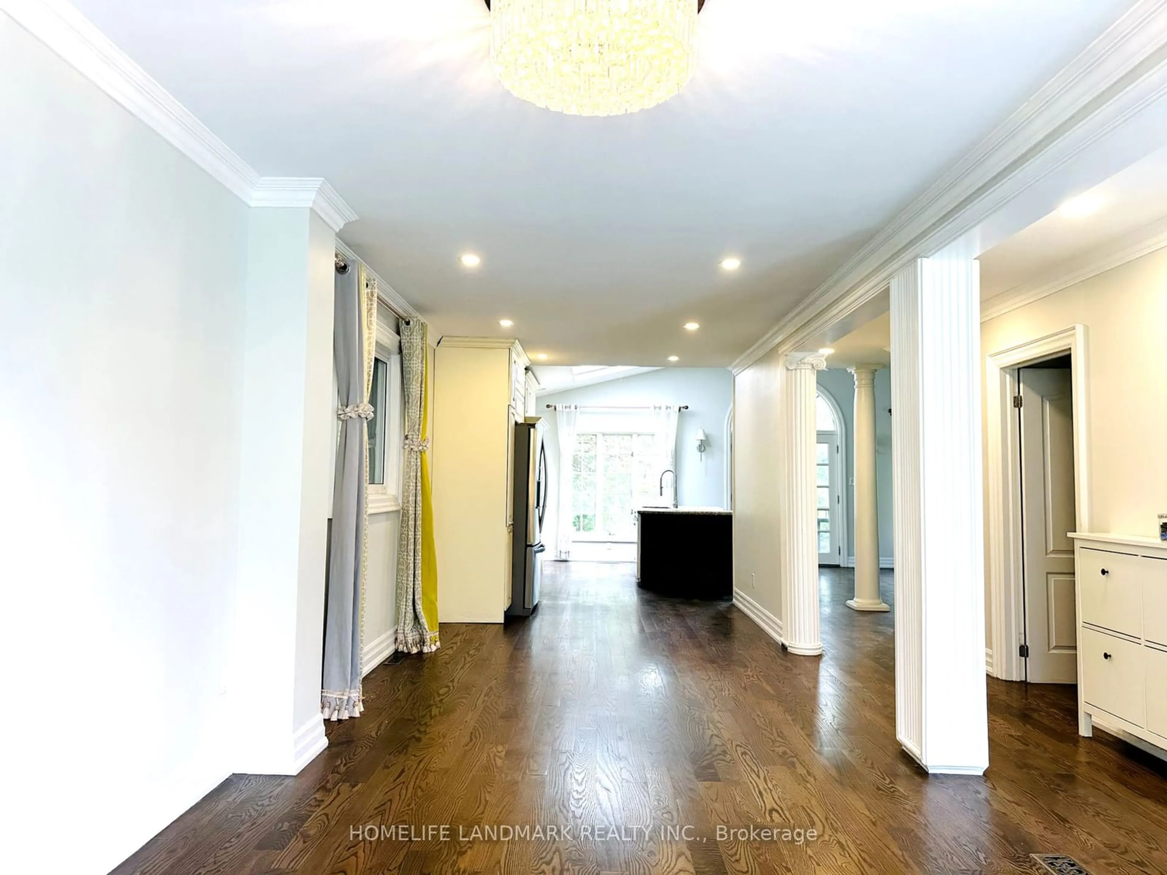 Indoor foyer for 125 Bannatyne Dr, Toronto Ontario M2L 2P5