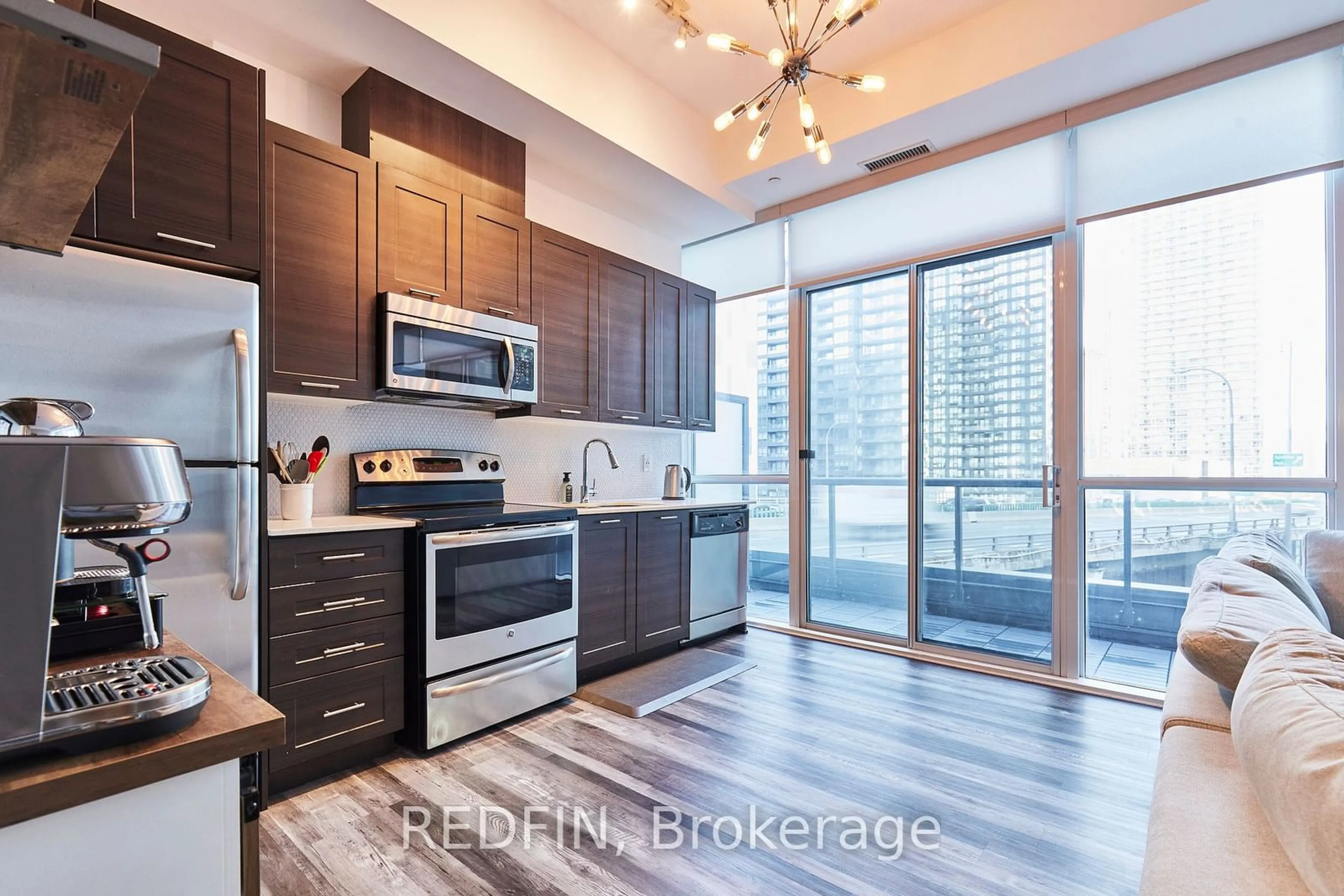 Open concept kitchen, wood/laminate floor for 20 Bruyeres Mews #721, Toronto Ontario M5V 0G8