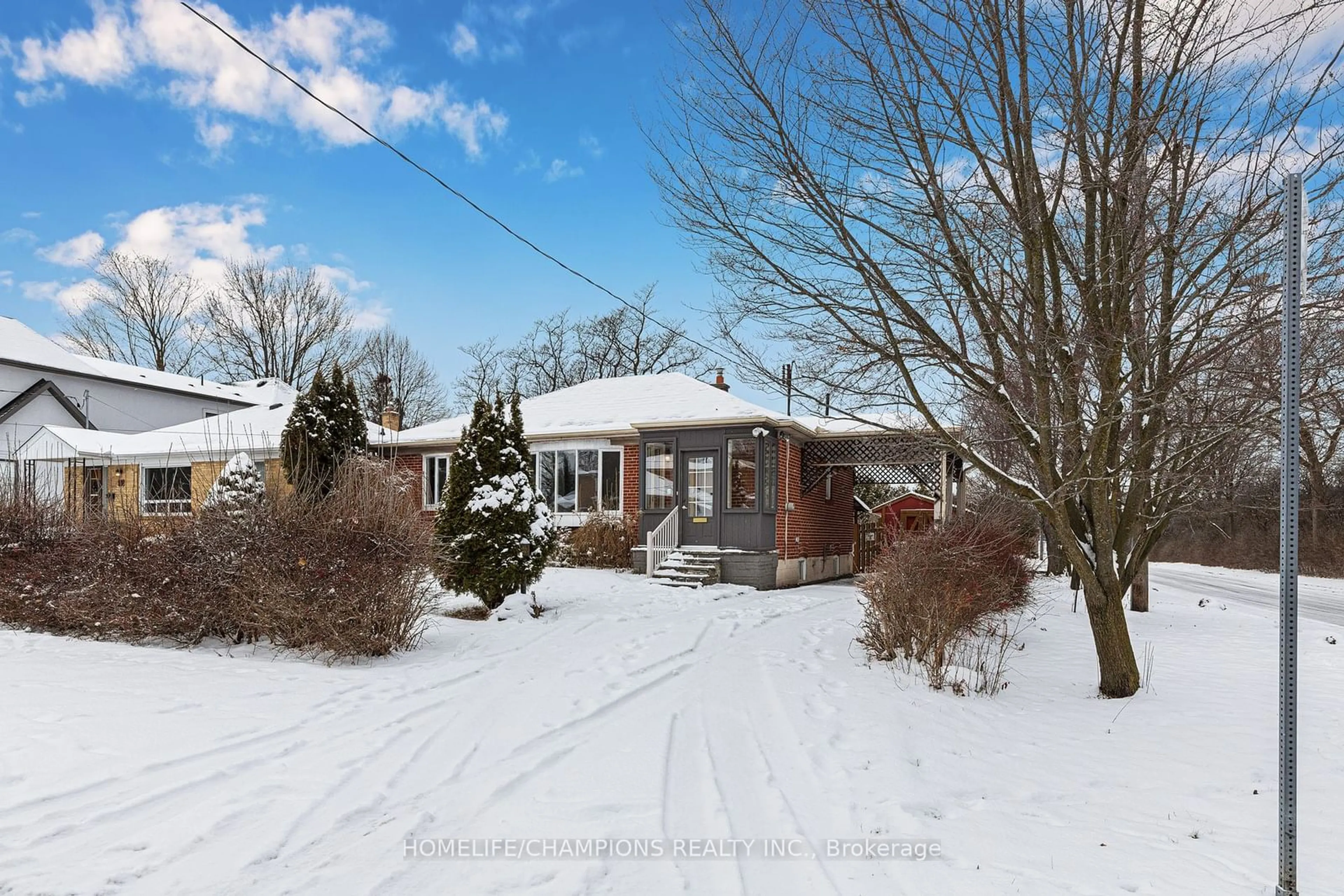 A pic from outside/outdoor area/front of a property/back of a property/a pic from drone, street for 52 Altamont Rd, Toronto Ontario M2M 1S7