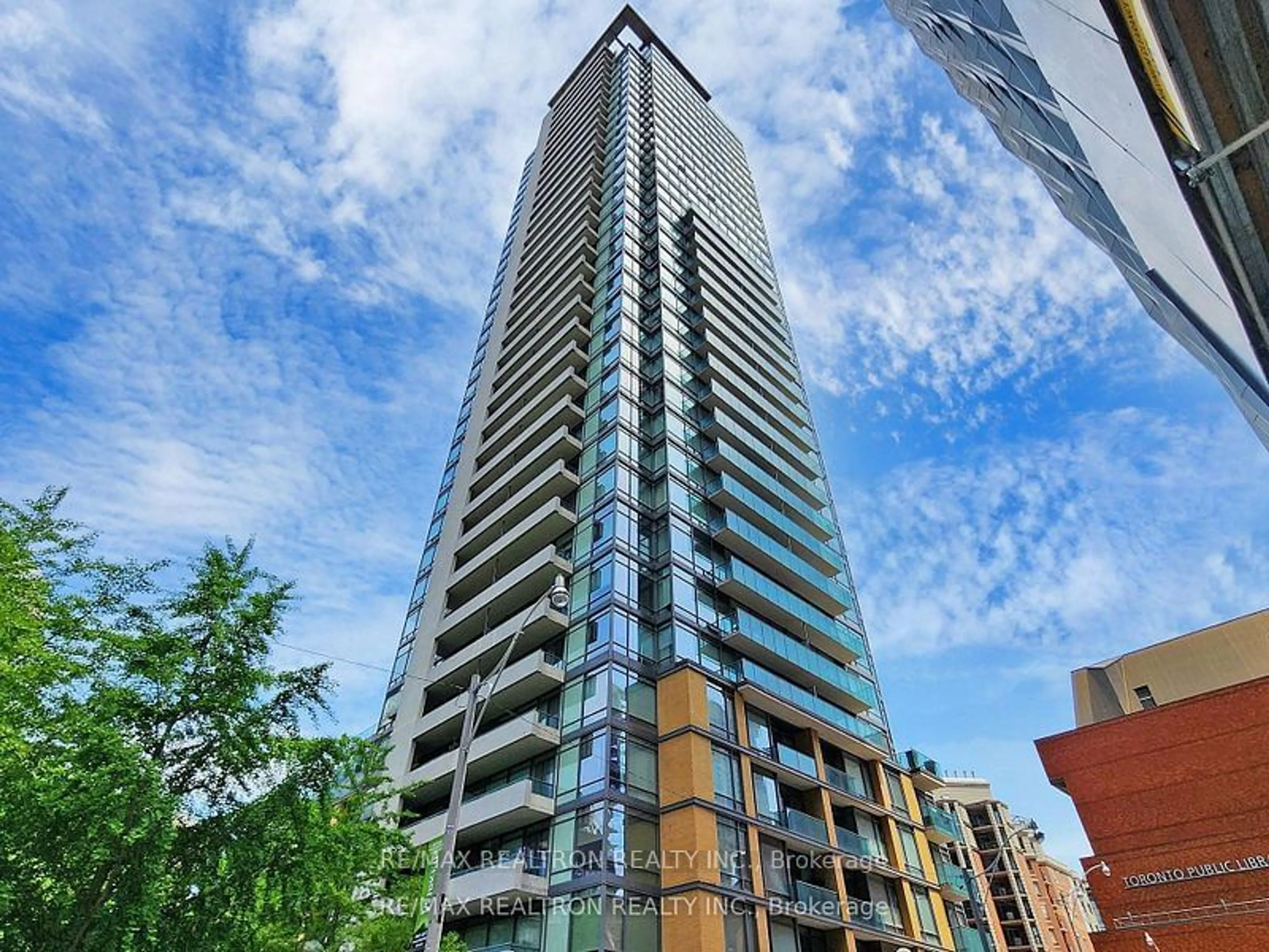 A pic from outside/outdoor area/front of a property/back of a property/a pic from drone, city buildings view from balcony for 18 Yorkville Ave #2504, Toronto Ontario M4W 3Y8